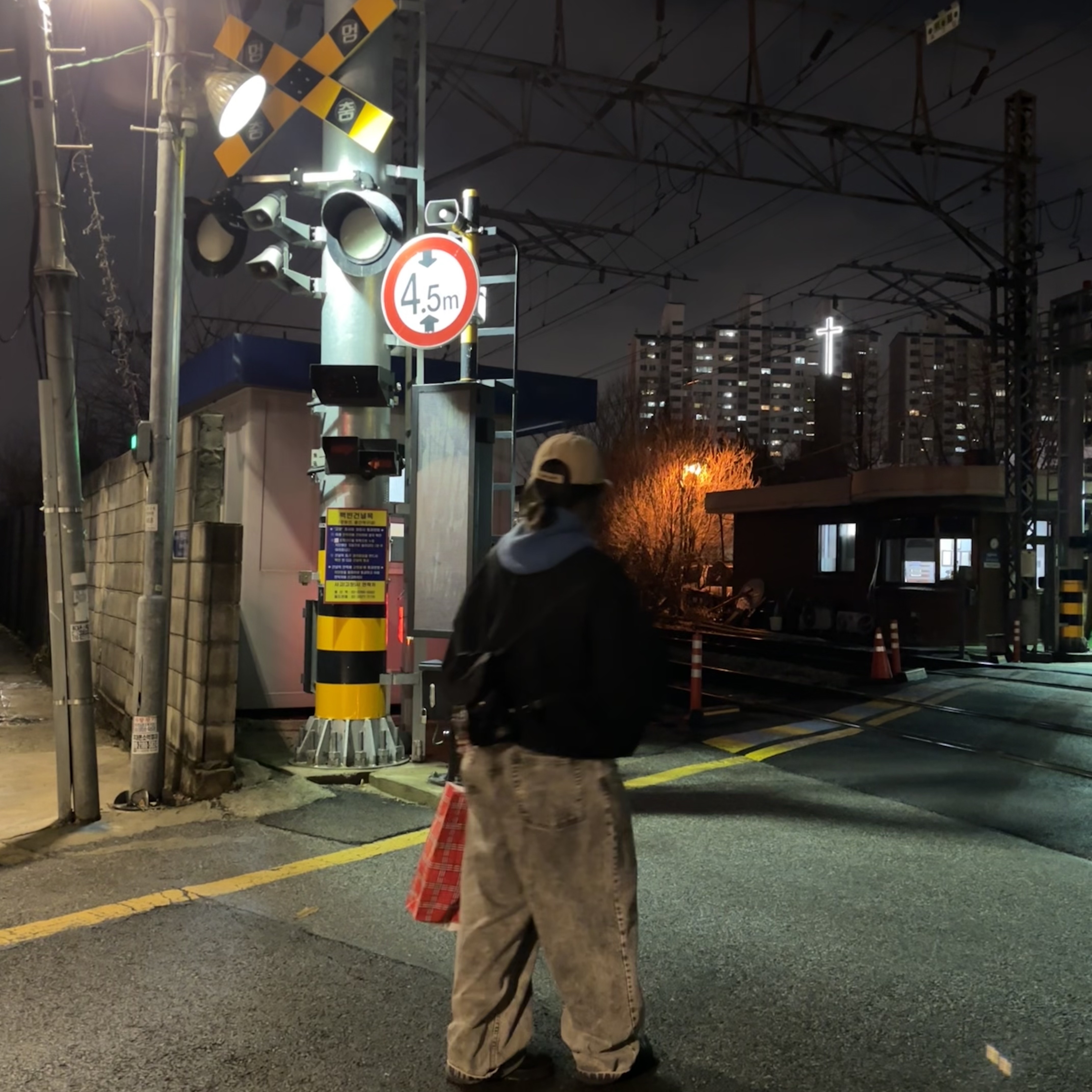 Carhartt WIP Dunes Cap Dusty Hamilton Brown, Supreme Leather Collar Utility Jacket Black - 23FW 착용 스타일 - 2