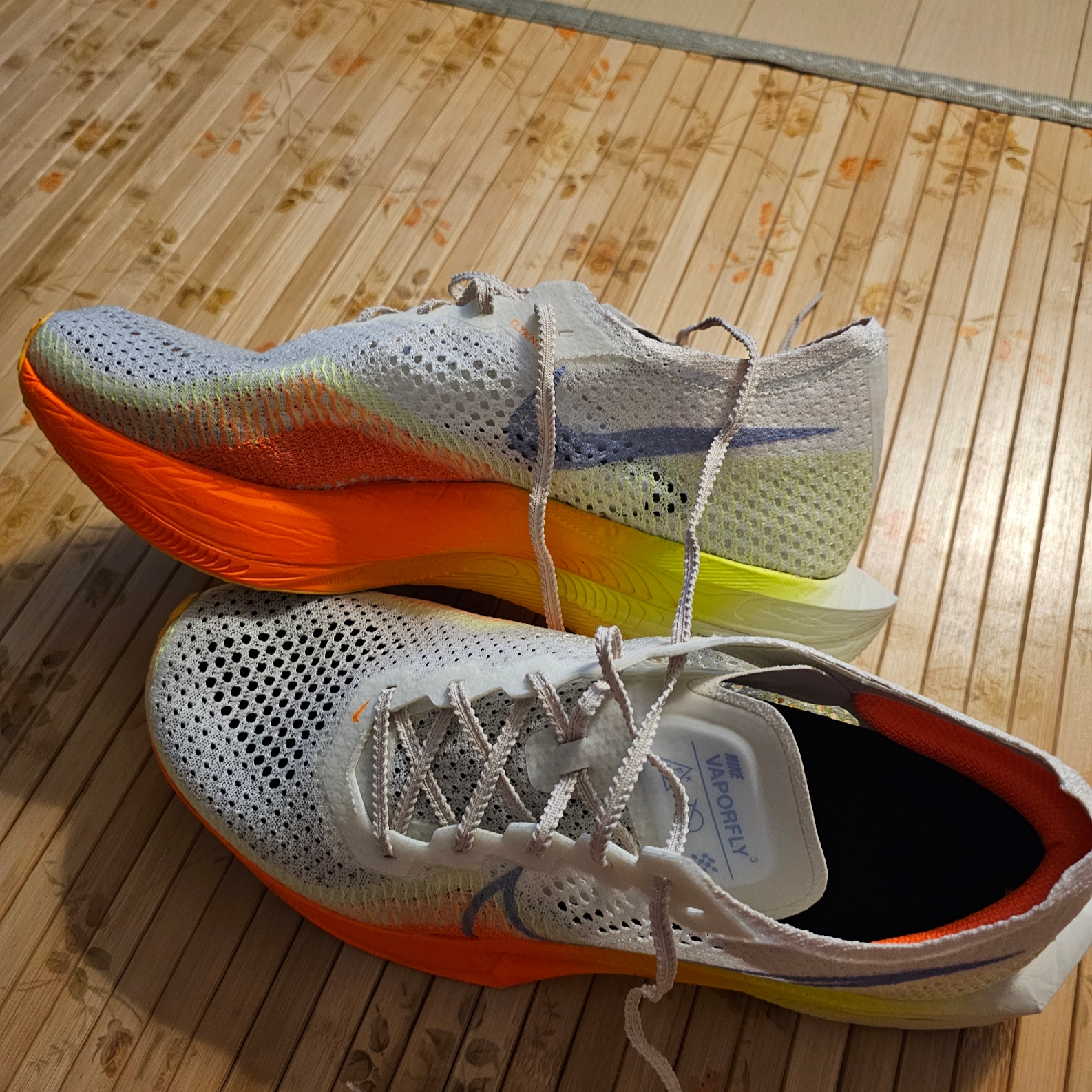 Nike ZoomX Vaporfly Next% 3 Sail Cobalt Bliss Total Orange 착용 스타일