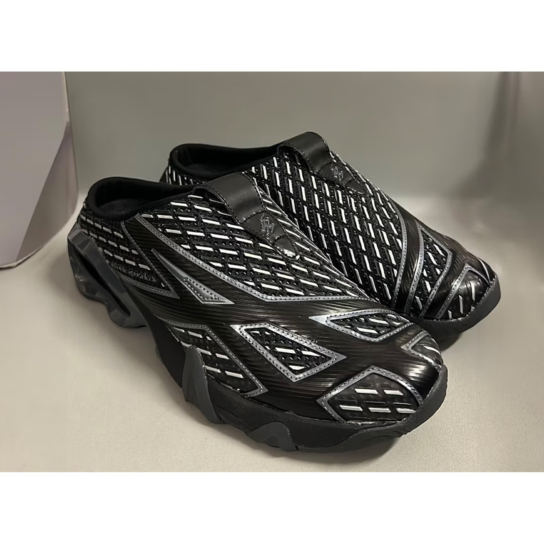 Asics x Kiko Kostadinov Novalis Gel-Styrax Black Silver, Asics x Kiko Kostadinov Novalis Gel-Styrax Blue Pure Silver 착용 스타일 - 2