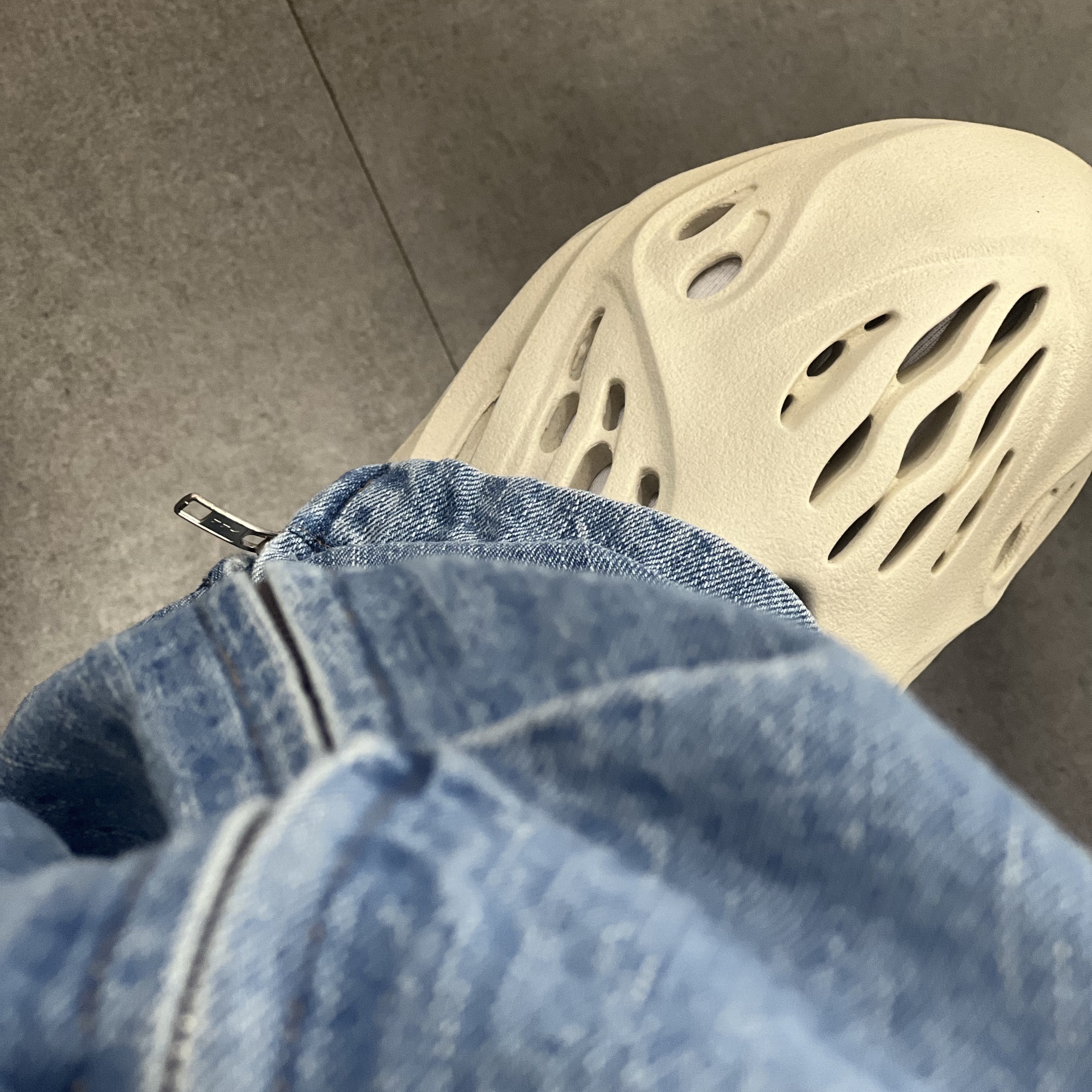 Adidas Yeezy Foam RNNR Sand 착용 스타일 - 2