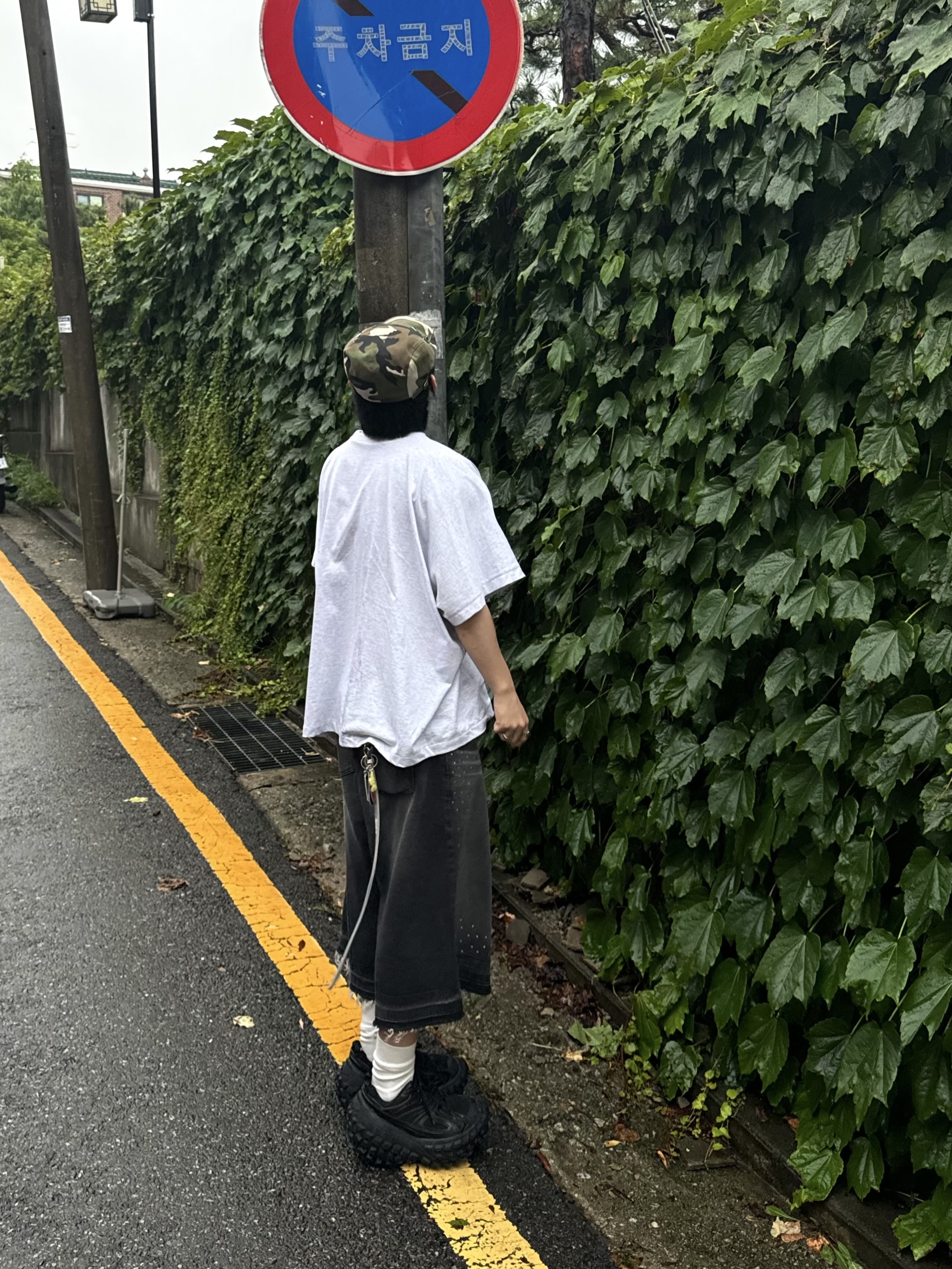 Balenciaga Defender Sneakers Black, Yeezy x Gosha Rubchinskiy YZY Black Dogs T-Shirt Heather Grey 착용 스타일 - 5