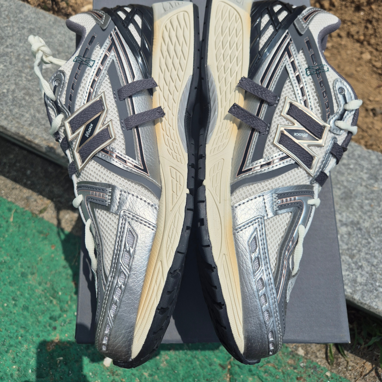 New Balance 1906A Silver Metallic Castlerock 착용 스타일 - 6
