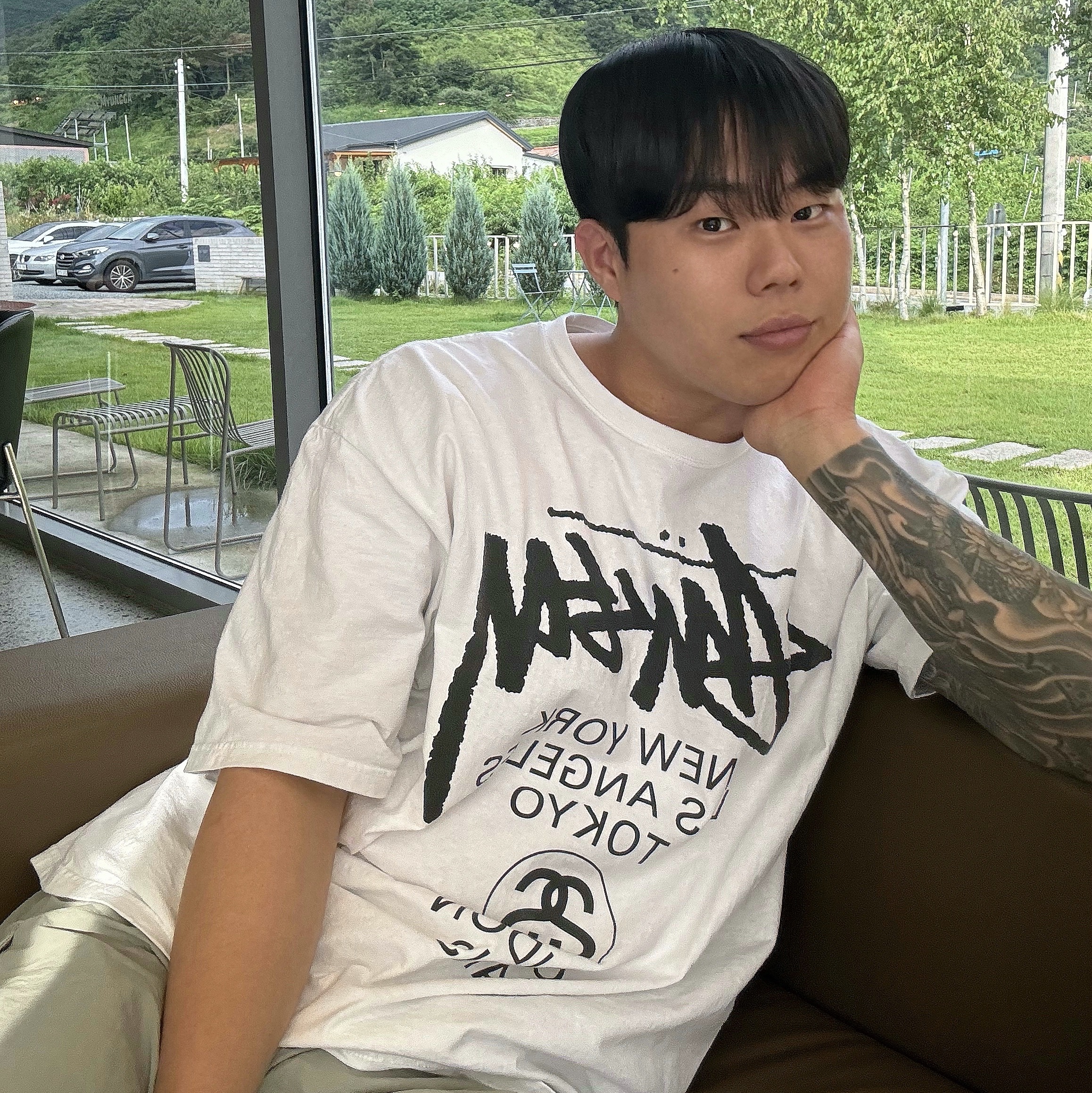 Stussy World Tour T-Shirt White 2024,2025 착용 스타일