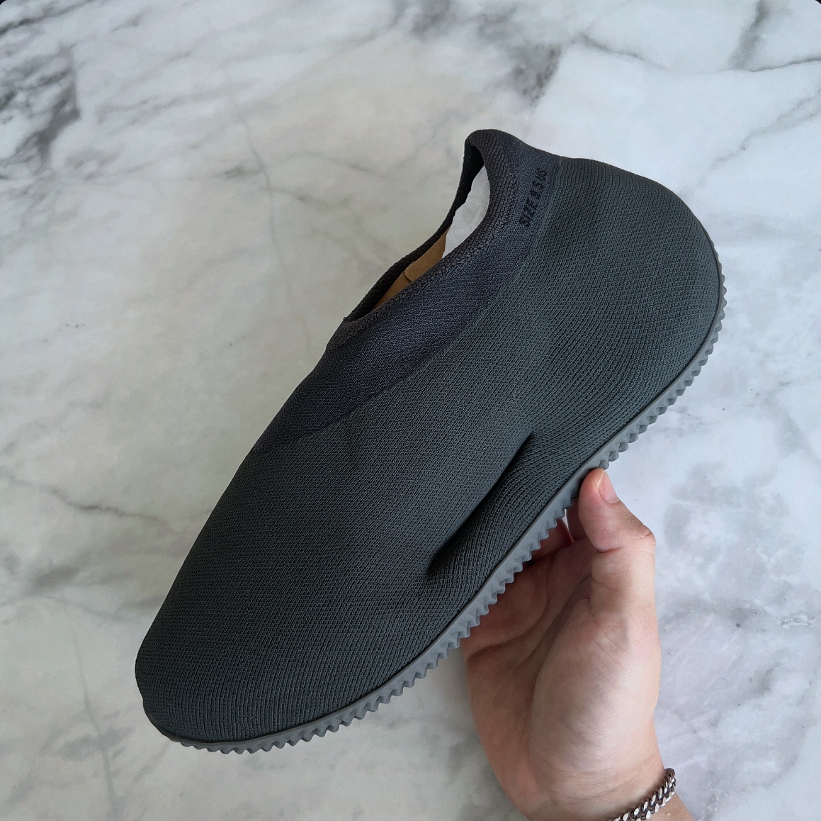 Adidas Yeezy Knit RNR Stone Onyx 착용 스타일