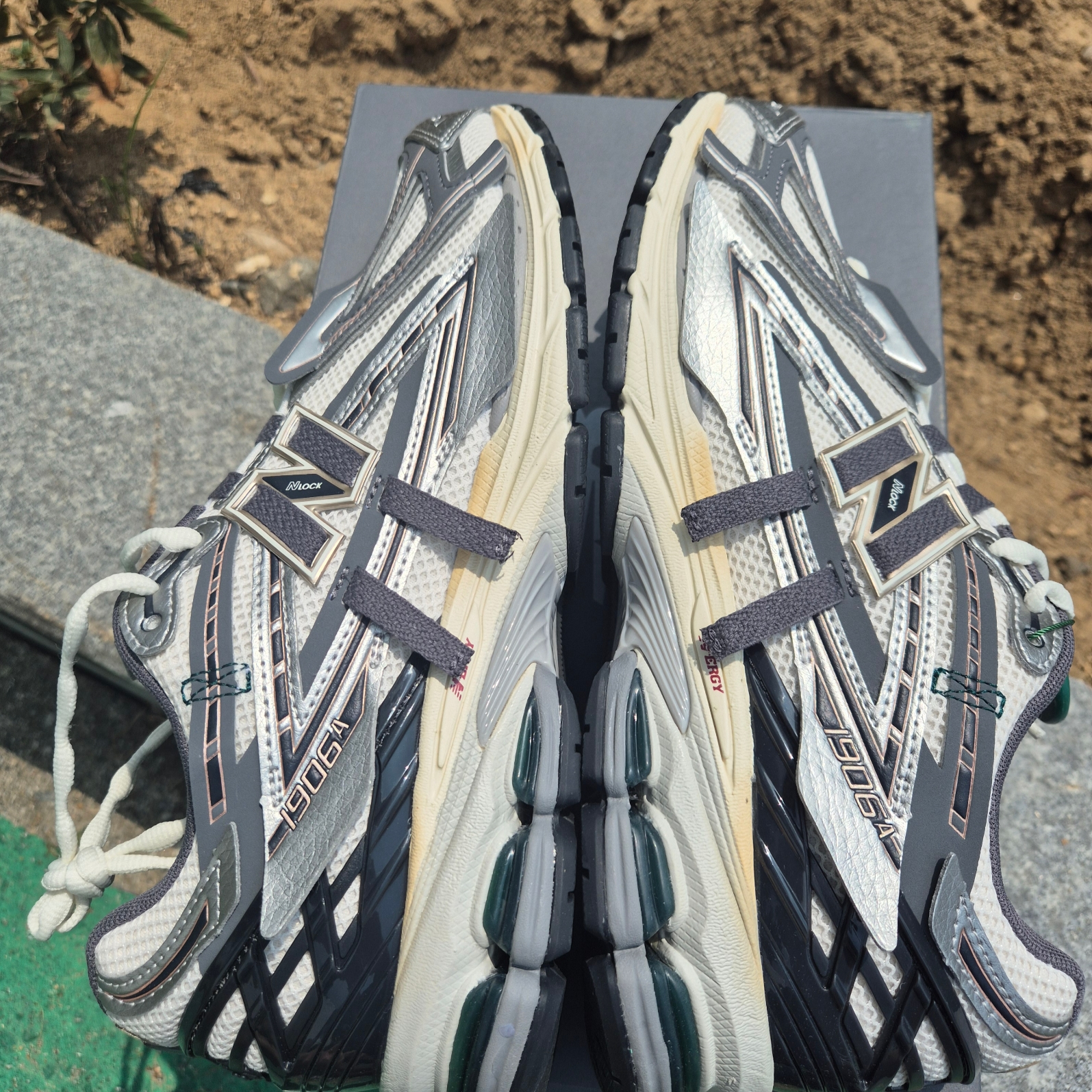 New Balance 1906A Silver Metallic Castlerock 착용 스타일 - 7