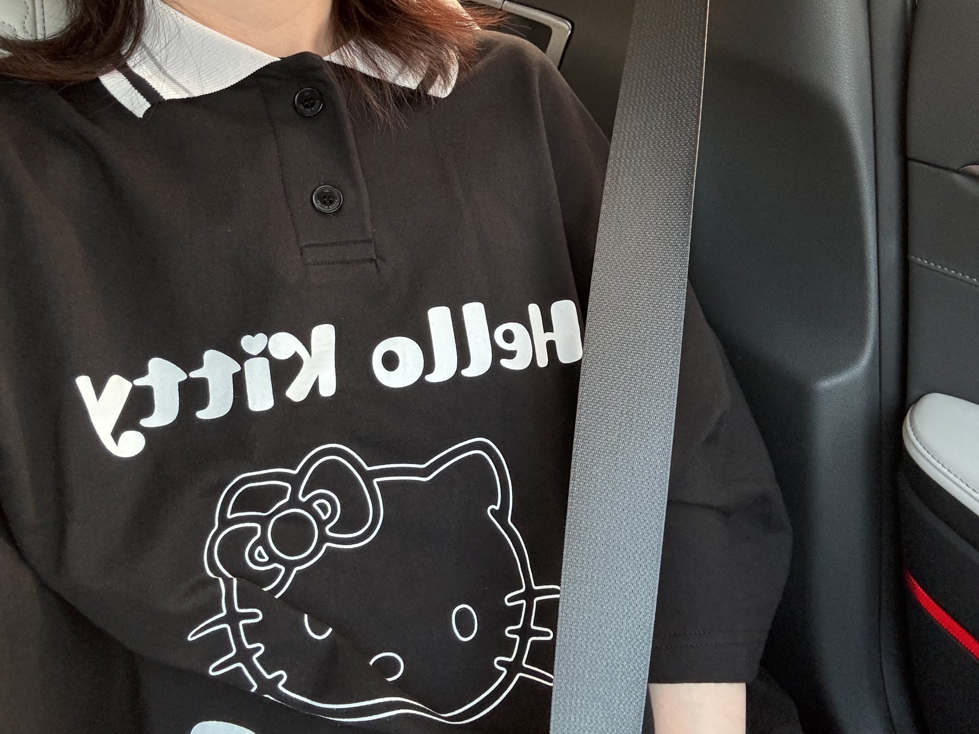 Open Yy x Hello Kitty Collared T-Shirt Black 착용 스타일