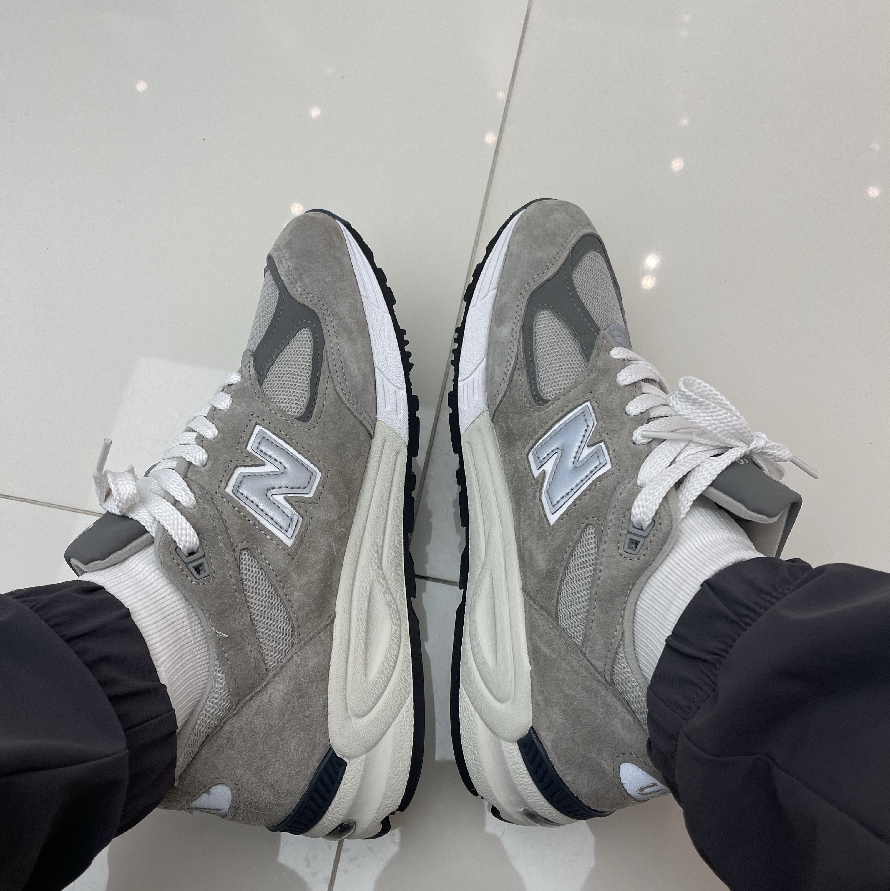 New Balance 990v2 Made in USA Grey 착용 스타일 - 2