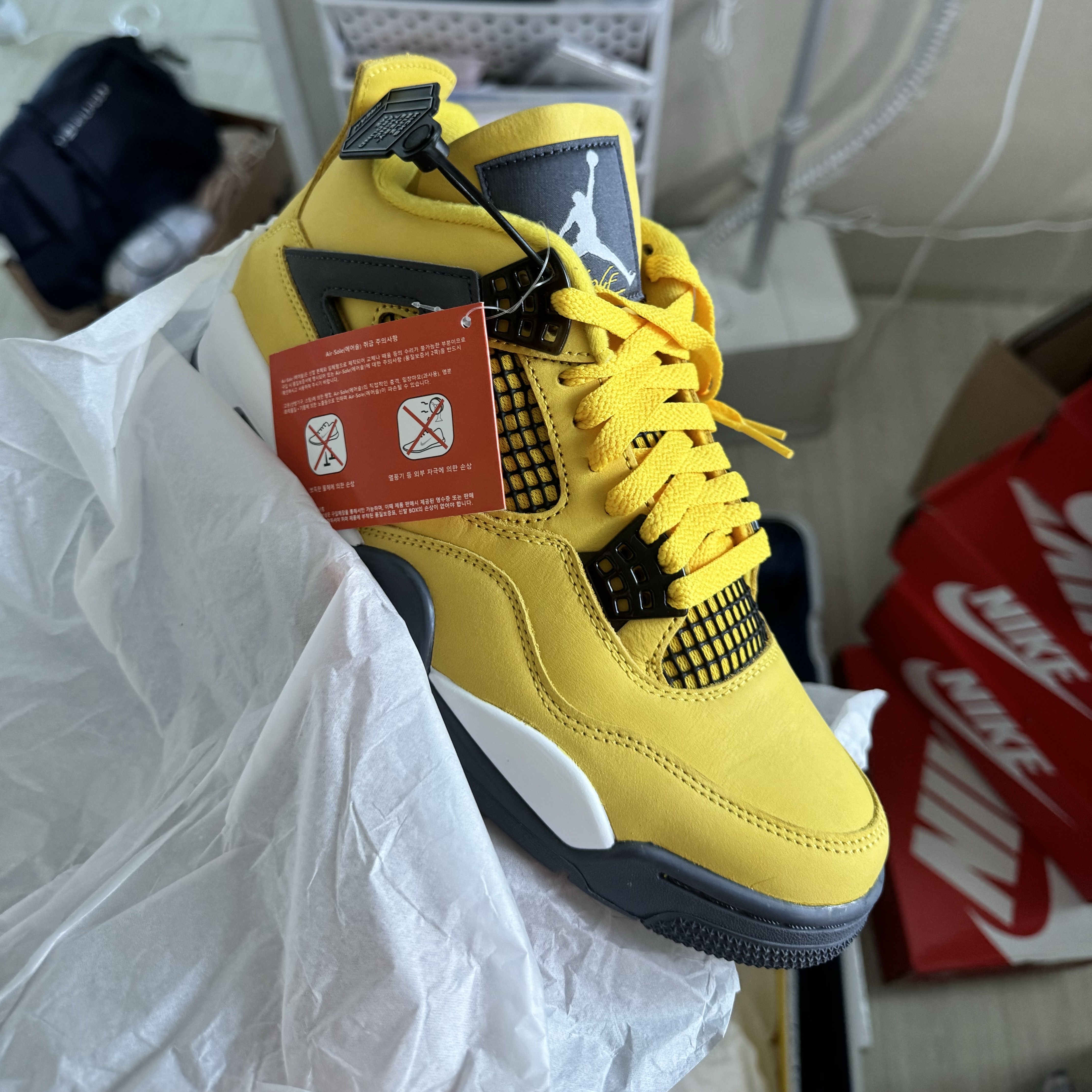 Jordan 4 Retro Tour Yellow 착용 스타일