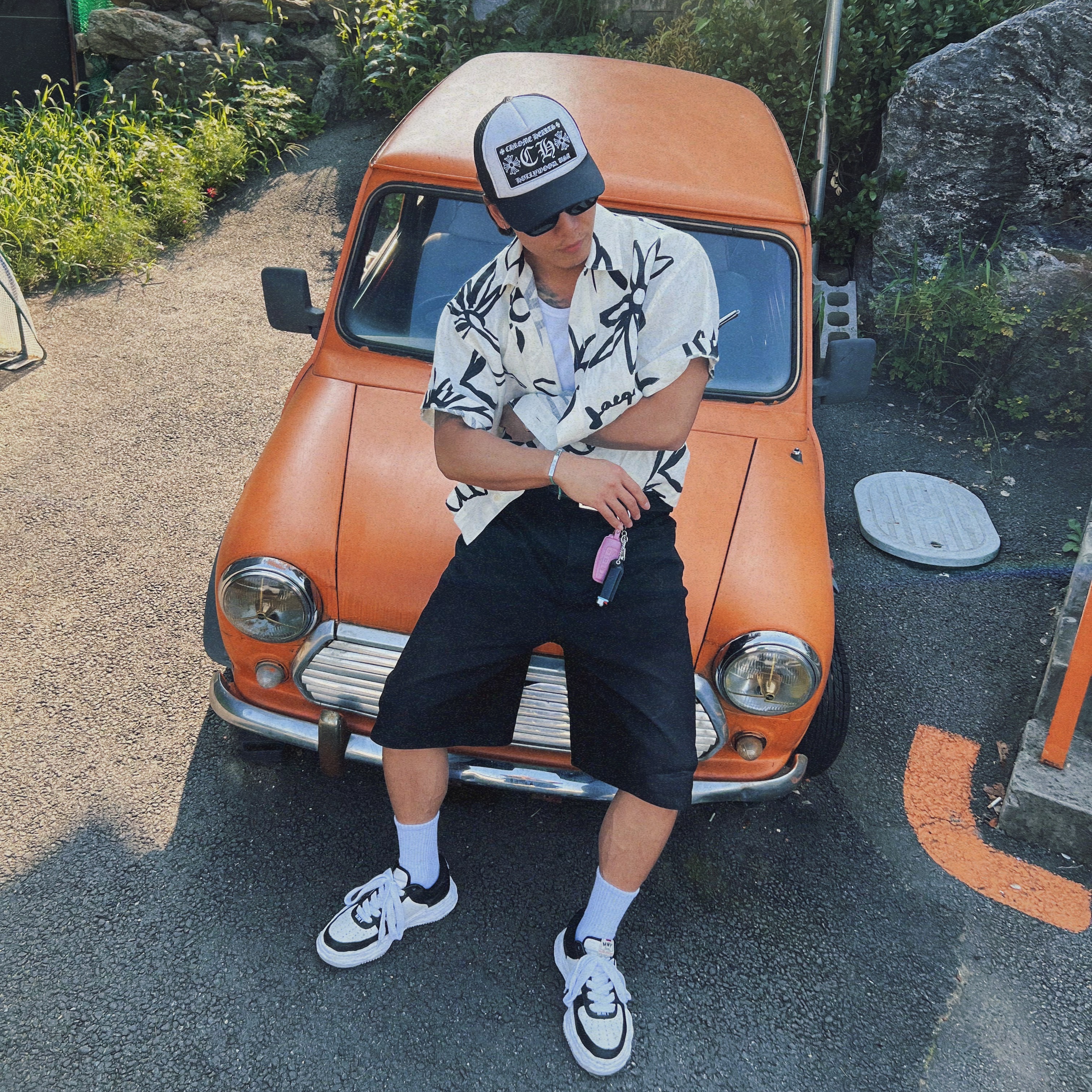 Jacquemus La Chemise Moisson Flower Sketch Short Sleeved Shirt Print Black White Flowers, Chrome Hearts CH Hollywood Trucker Hat Black White 착용 스타일 - 1