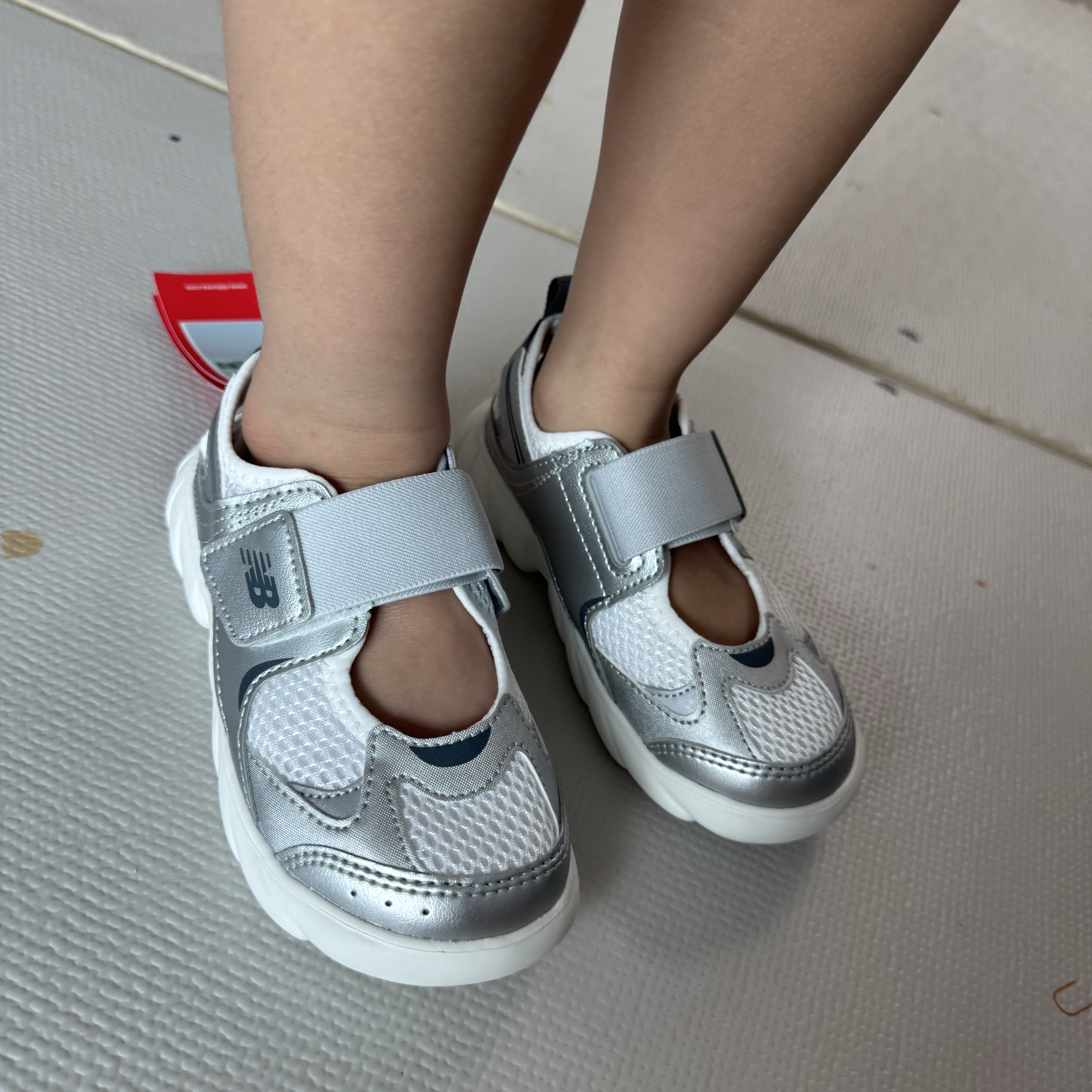 (Kids) New Balance Freedle 920 Sandal Silver 착용 스타일