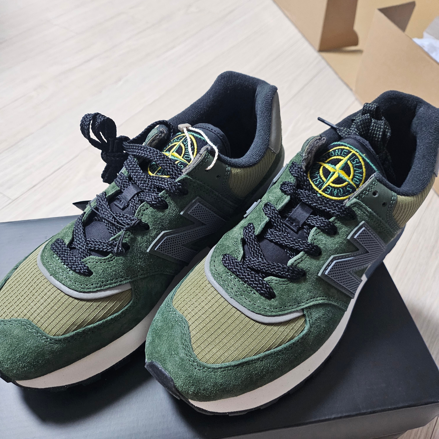 New Balance x Stone Island 574 Legacy Dark Green 착용 스타일 - 1