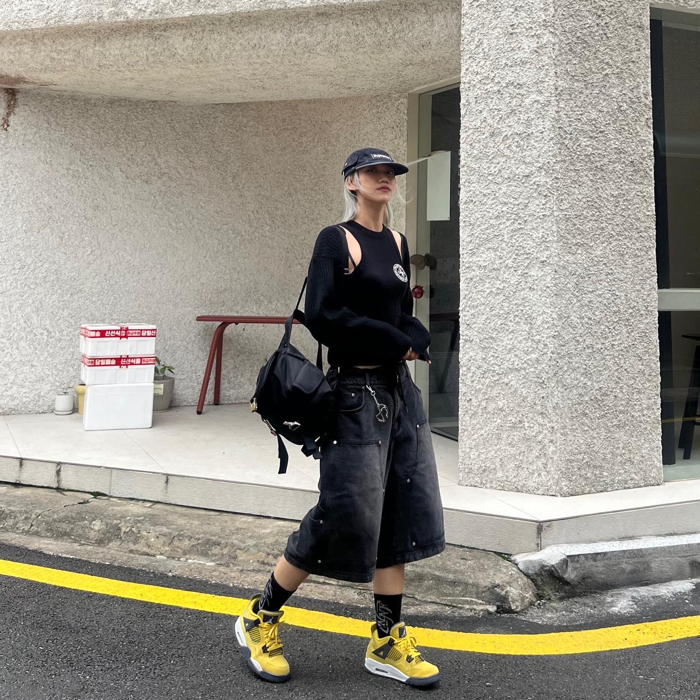 Punch Drunk Parties Mother's Worry Tank Top Black, Punch Drunk Parties Gyeolsoc Tank Top Black 착용 스타일 - 1