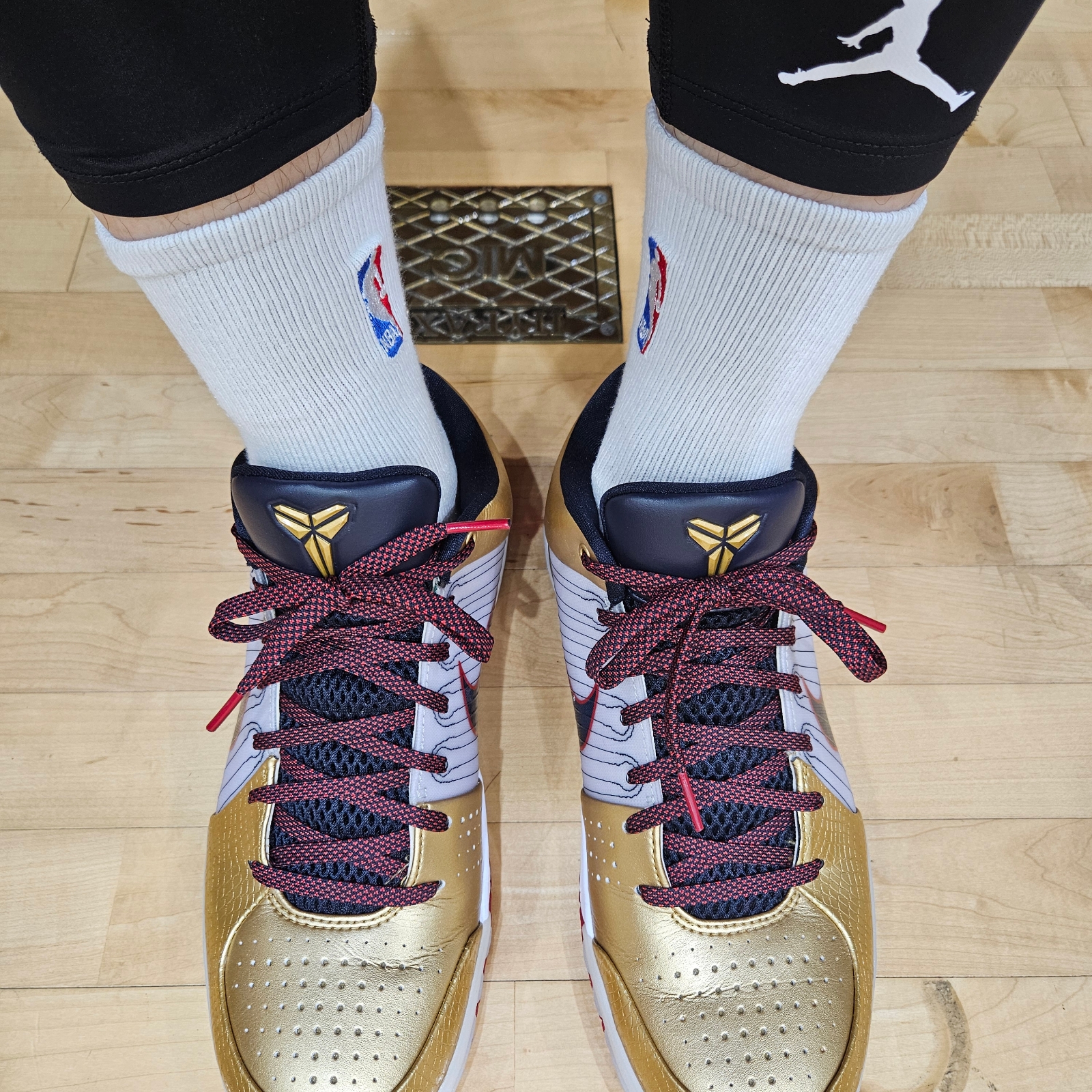 Nike Kobe 4 Protro Metallic Gold and Dark Obsidian 착용 스타일