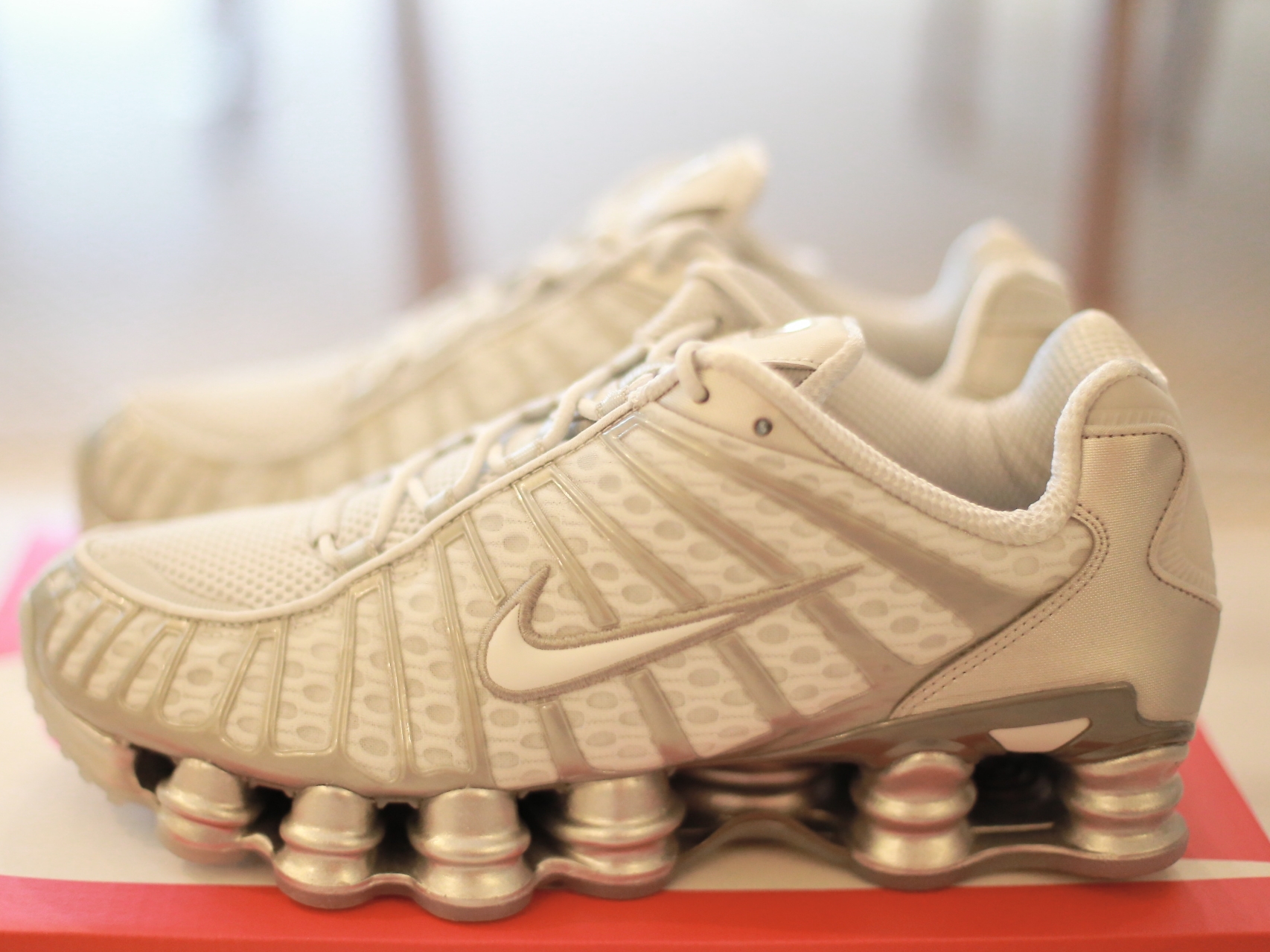 (W) Nike Shox TL Pure Platinum and Metallic Silver 착용 스타일 - 1