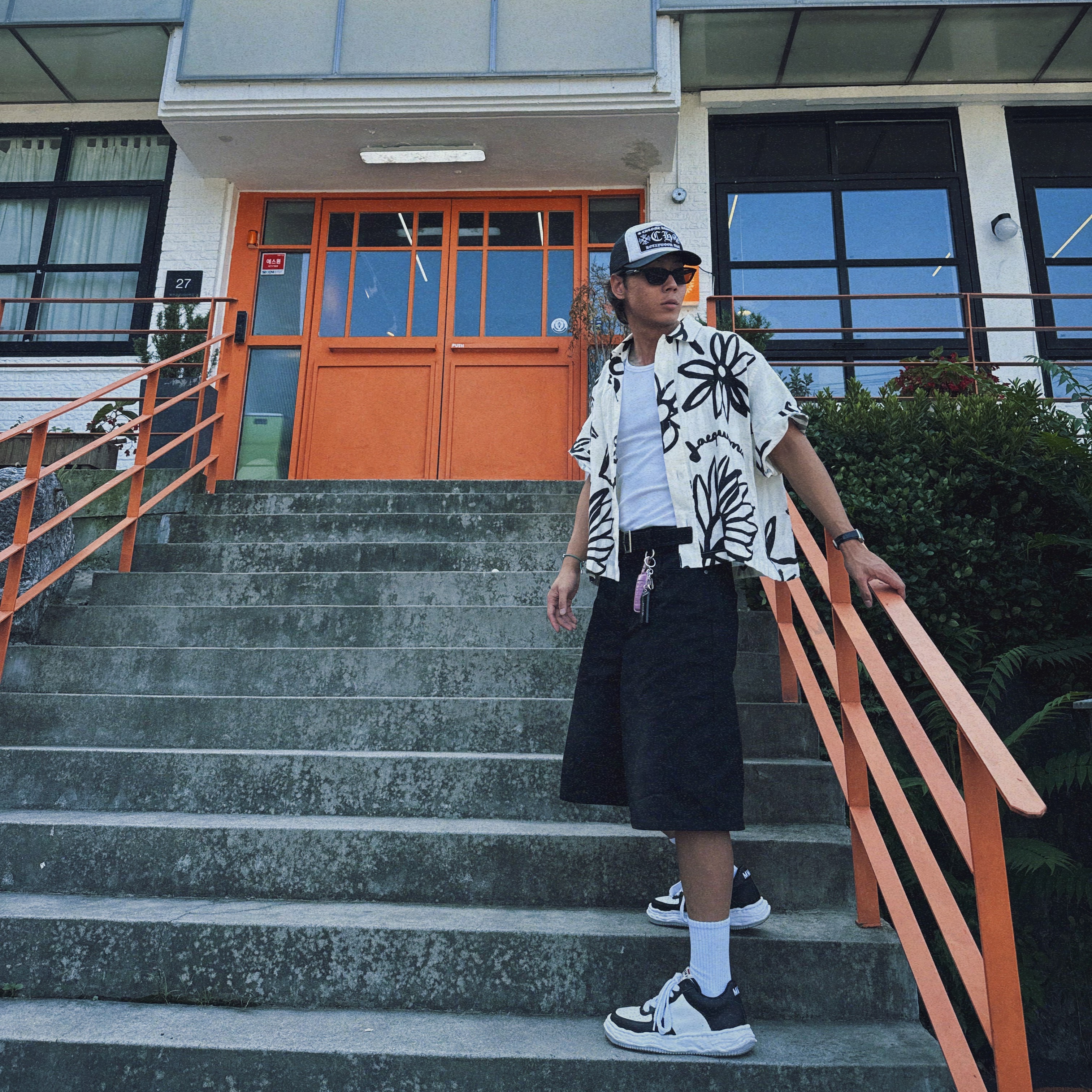 Jacquemus La Chemise Moisson Flower Sketch Short Sleeved Shirt Print Black White Flowers, Chrome Hearts CH Hollywood Trucker Hat Black White 착용 스타일 - 3