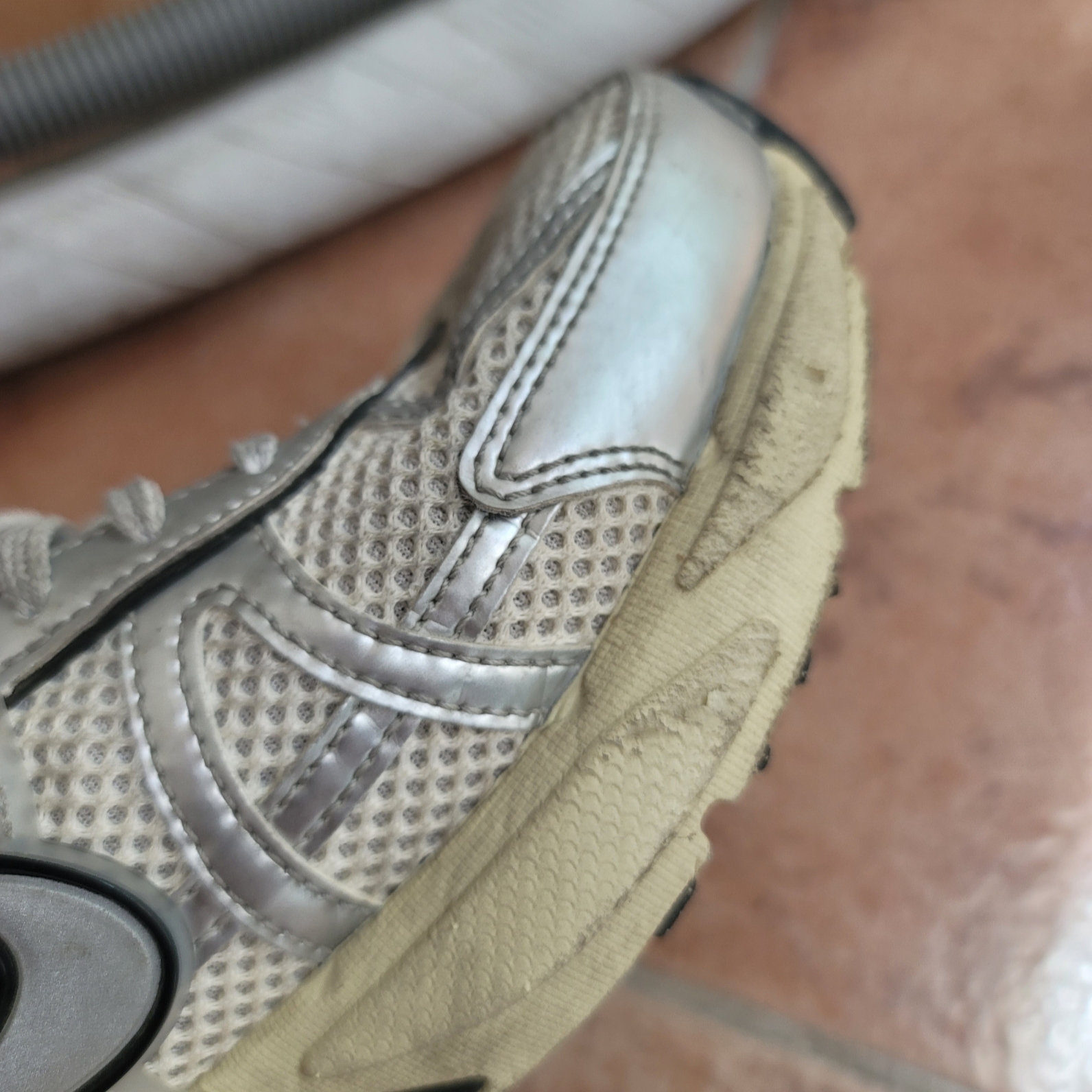 Nike V2K Run Summit White Metallic Silver 착용 스타일 - 1