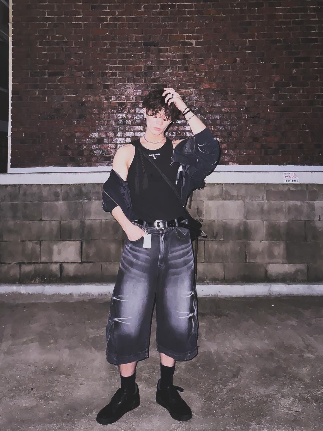 BLR Curved Cover Cargo Bermuda Washing Denim Pants Black 착용 스타일