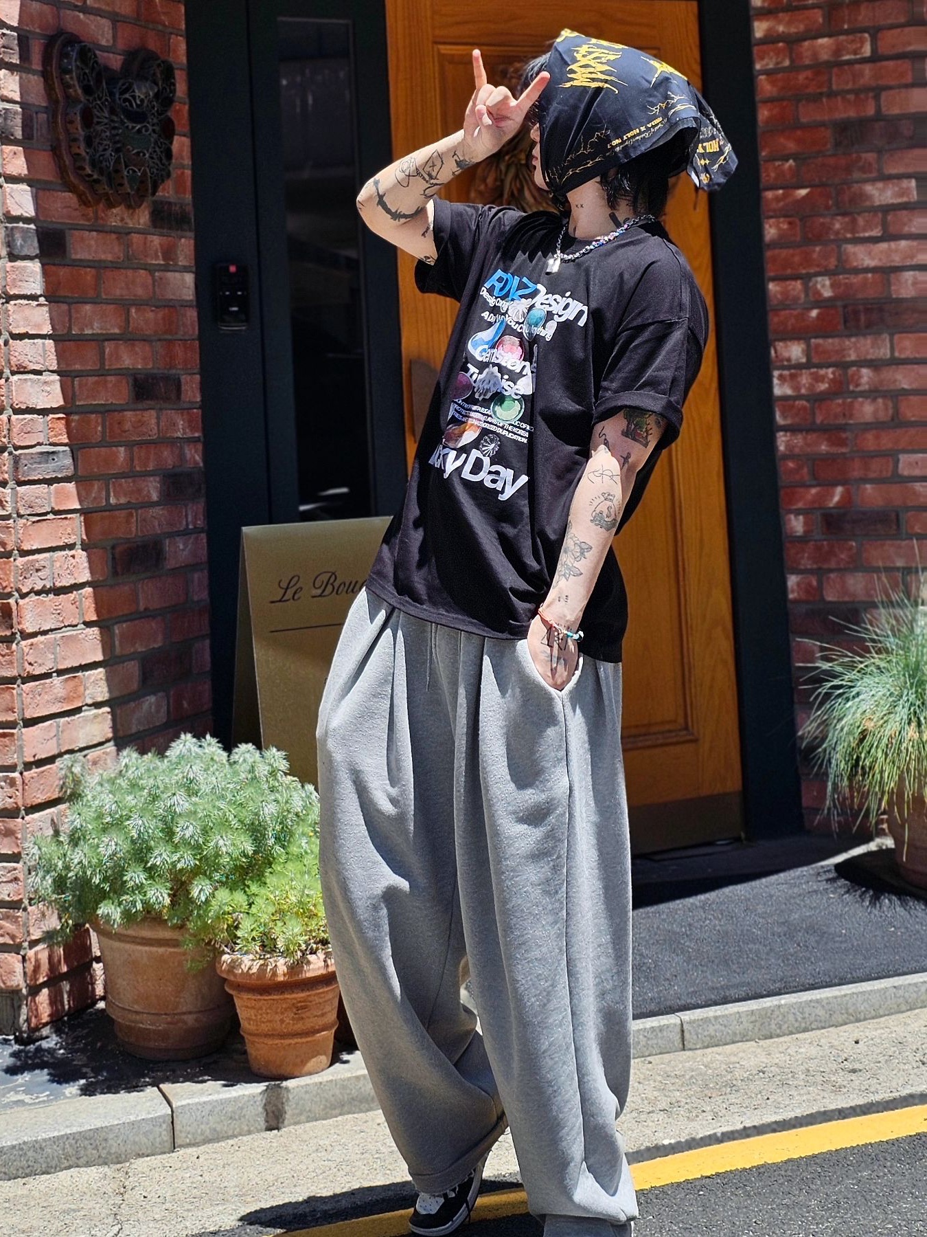 RDVZ Gemstone Printed T-Shirt Black 착용 스타일 - 1