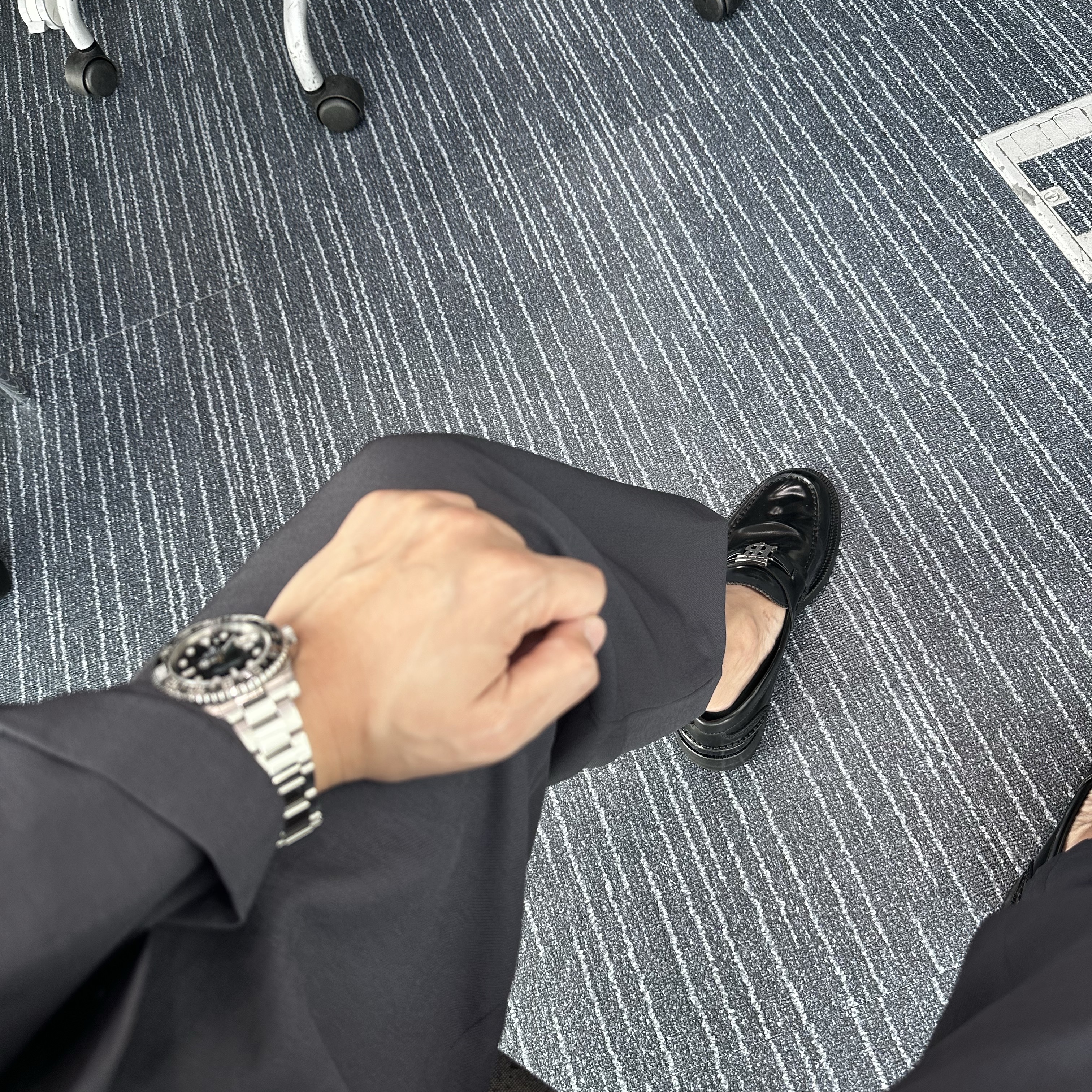 Burberry Monogram Motif Leather Loafers Black 착용 스타일 - 2