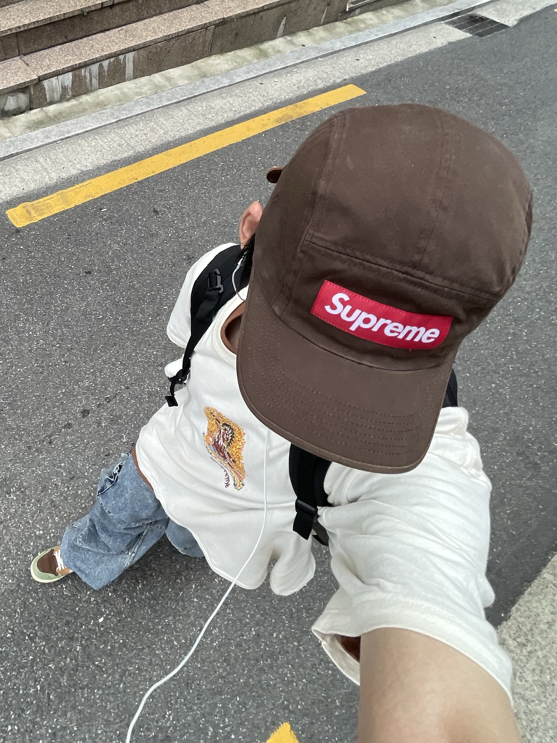 Jordan 1 x Zion Williamson Retro Low OG Flax and Oil Green, Supreme Person T-Shirt Natural - 22SS 착용 스타일 - 4