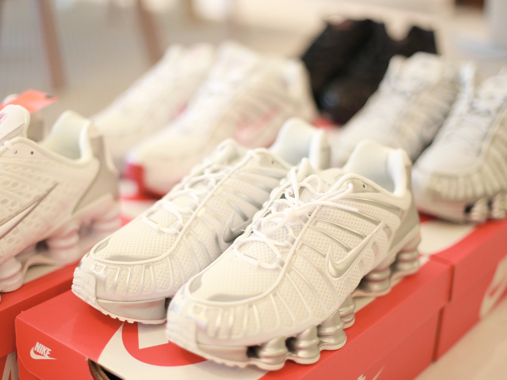 (W) Nike Shox TL Metallic Silver, (W) Nike Shox TL Black and Max Orange 착용 스타일