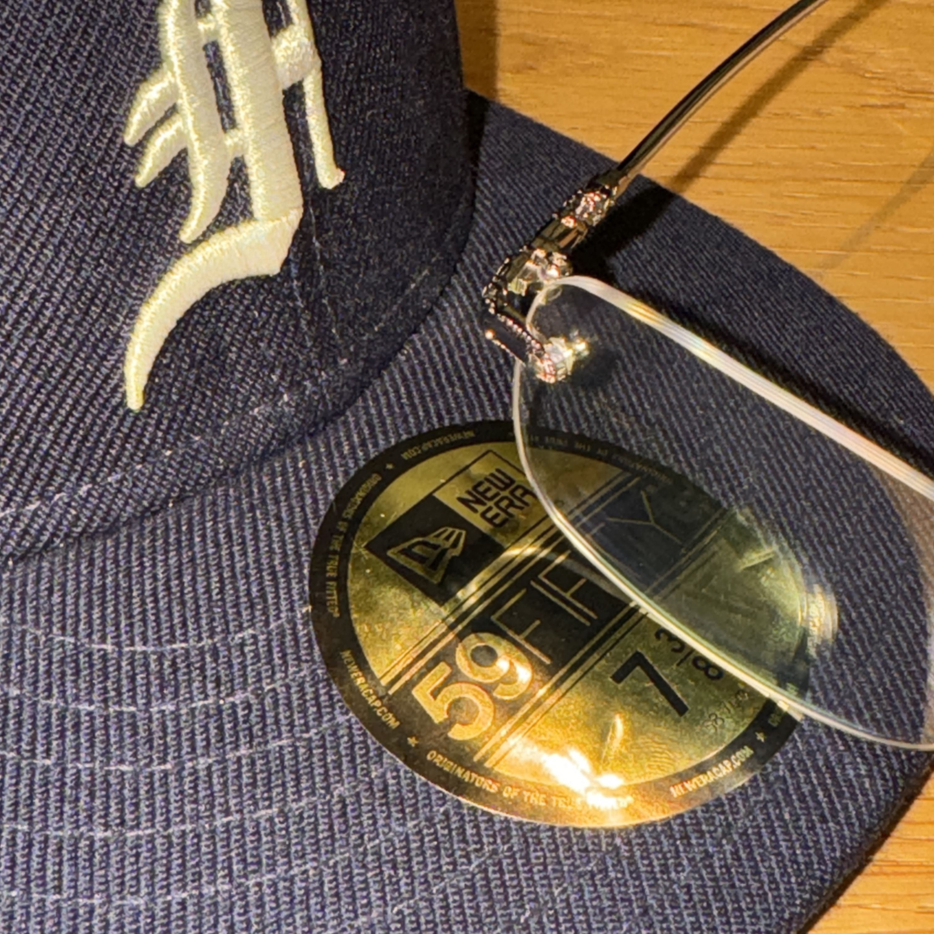 Nike Paris Saint-Germain 2023/24 Dri-Fit Stadium Home Jersey Midnight Navy (Non Marking Ver.), New Era x Fear of God 59FIFTY Chicago White Sox Fitted Cap Black 착용 스타일 - 2