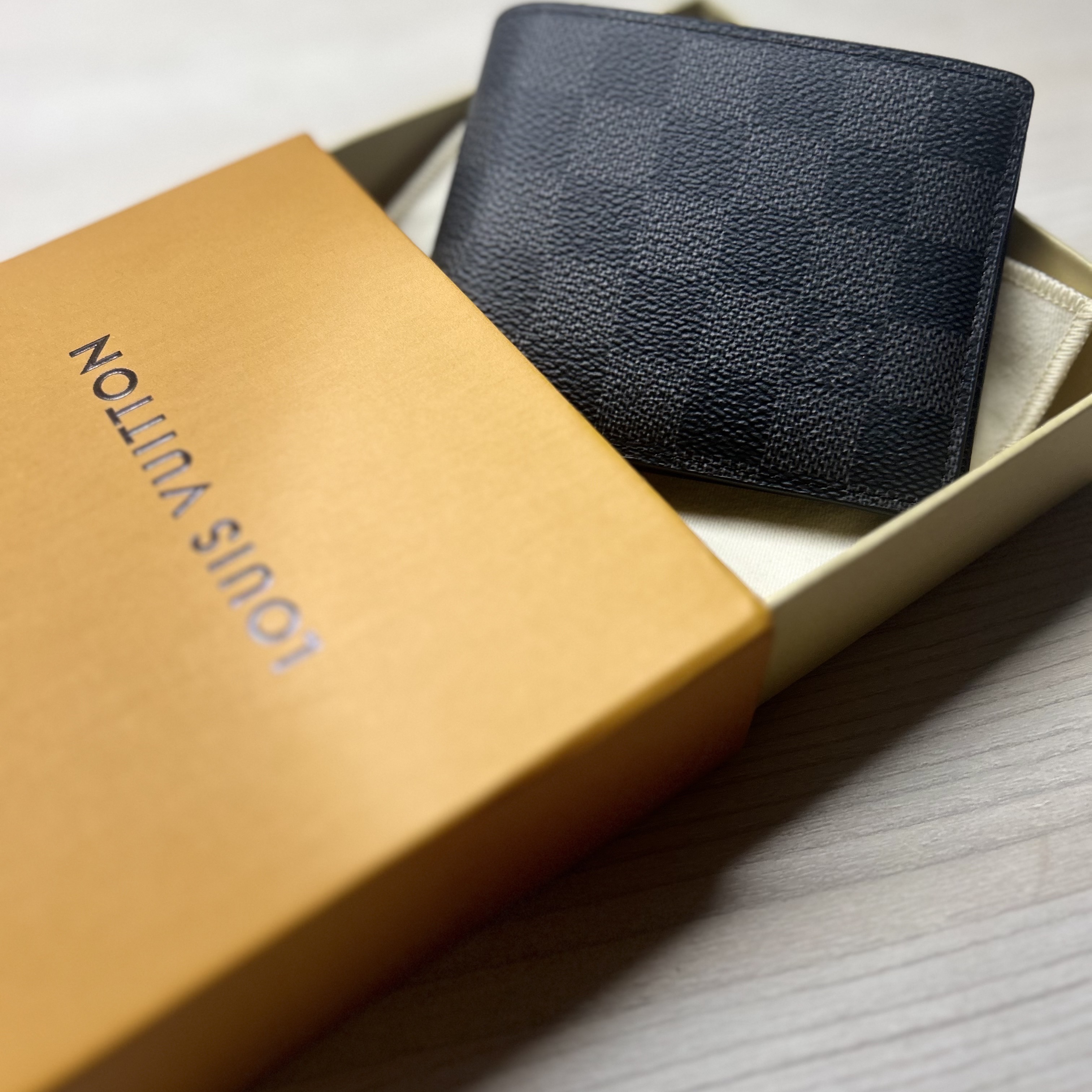 Louis Vuitton Multiple Wallet Damier Graphite 착용 스타일