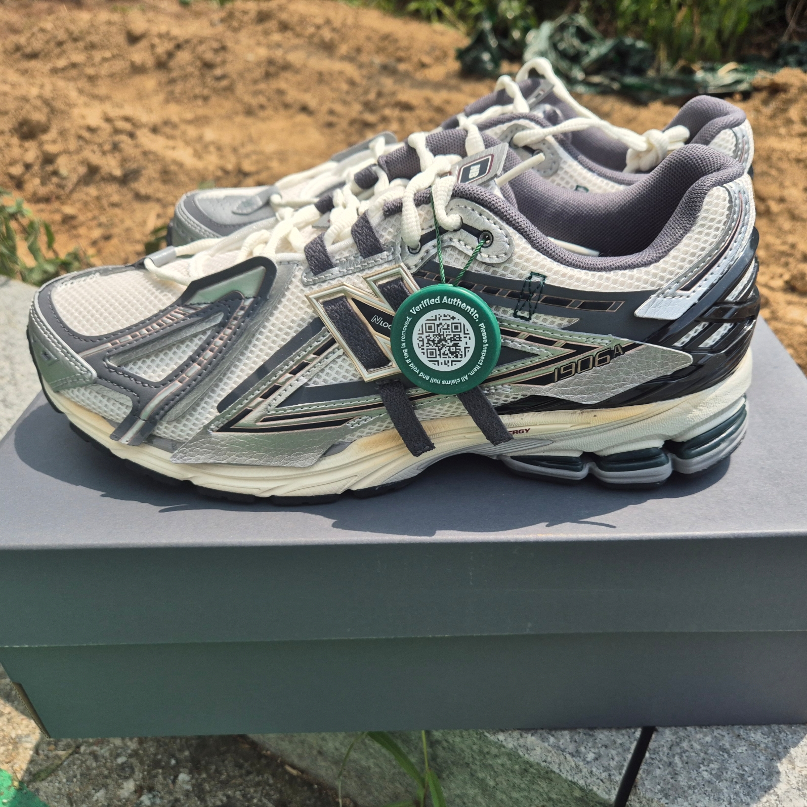 New Balance 1906A Silver Metallic Castlerock 착용 스타일 - 1