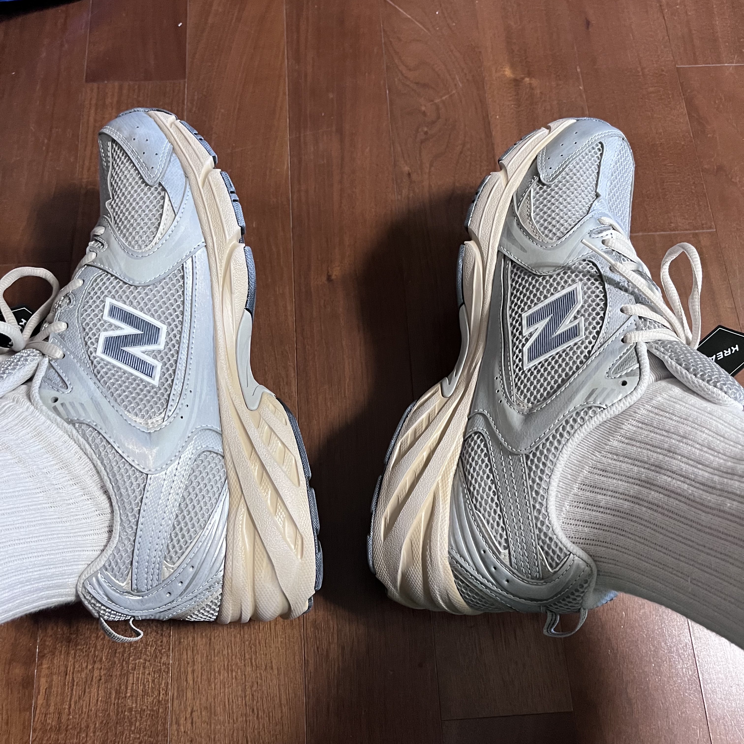 New Balance 530 Vintage Metallic Silver 착용 스타일 - 1