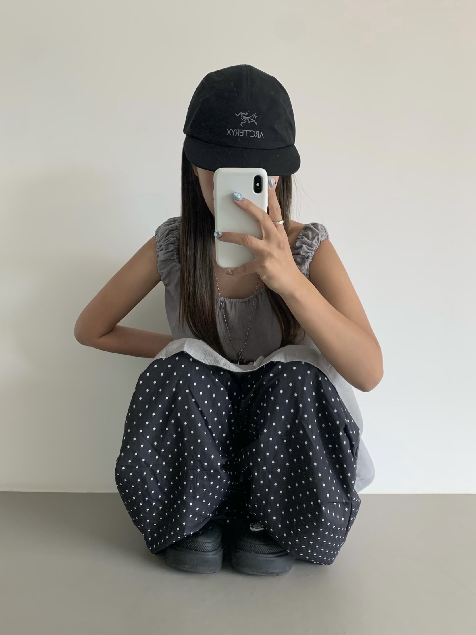 Arc'teryx Gore 5 Panel Cap Black, Crocs Stomp Clog Black 착용 스타일