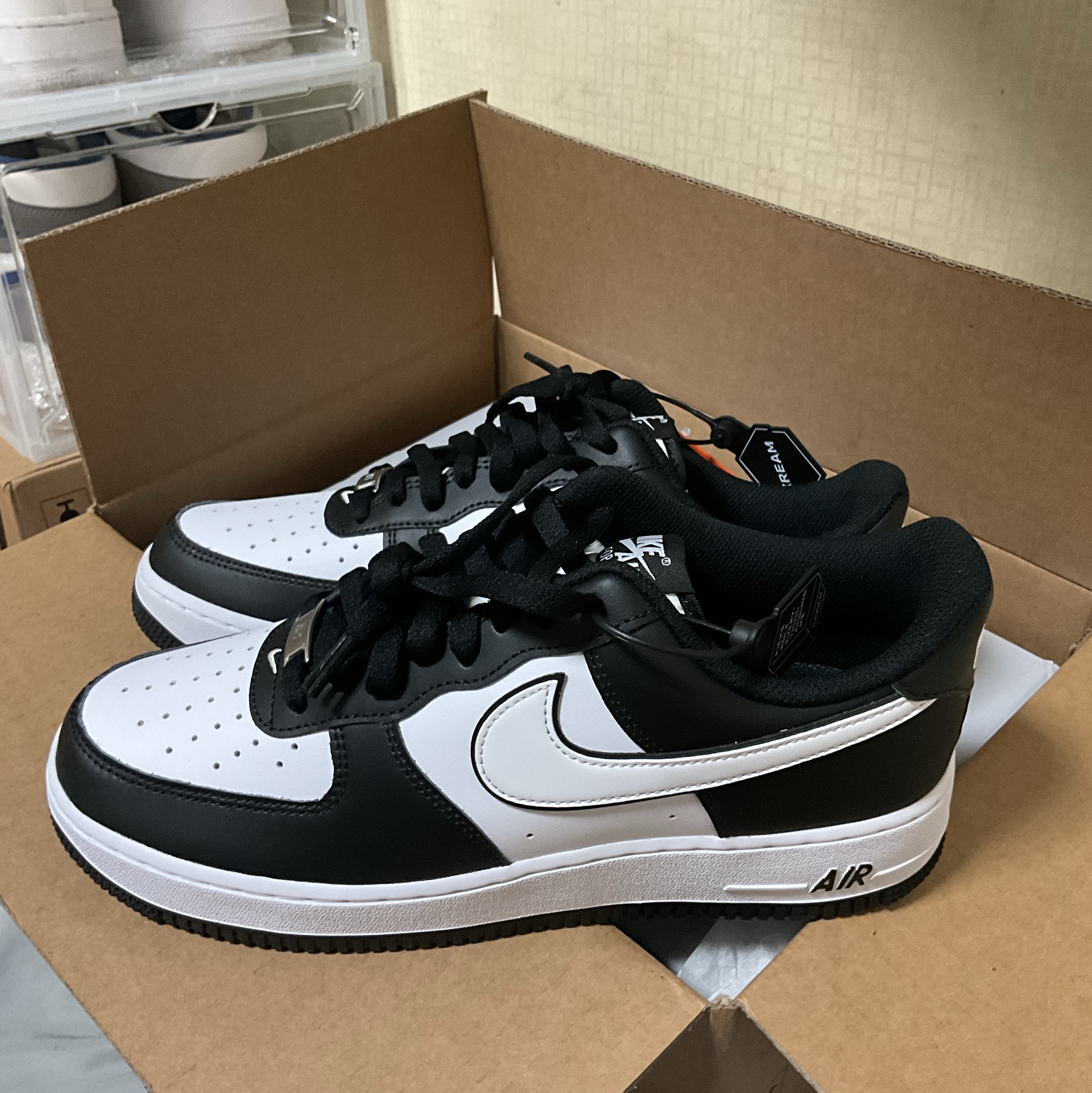 Nike Air Force 1 '07 Black White 착용 스타일 - 1