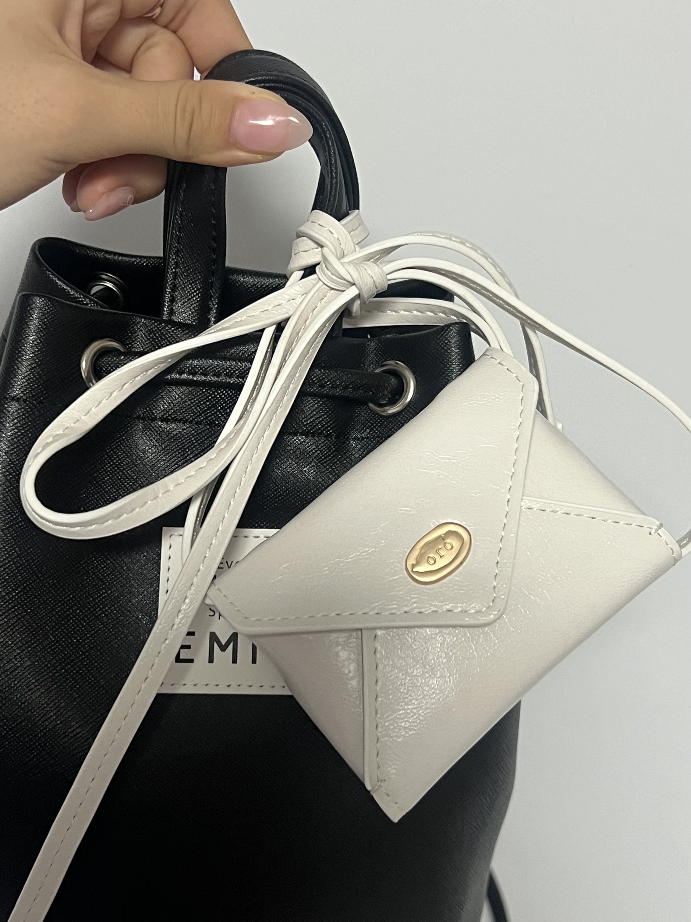Emis Leather Mini Backpack Black 착용 스타일 - 3