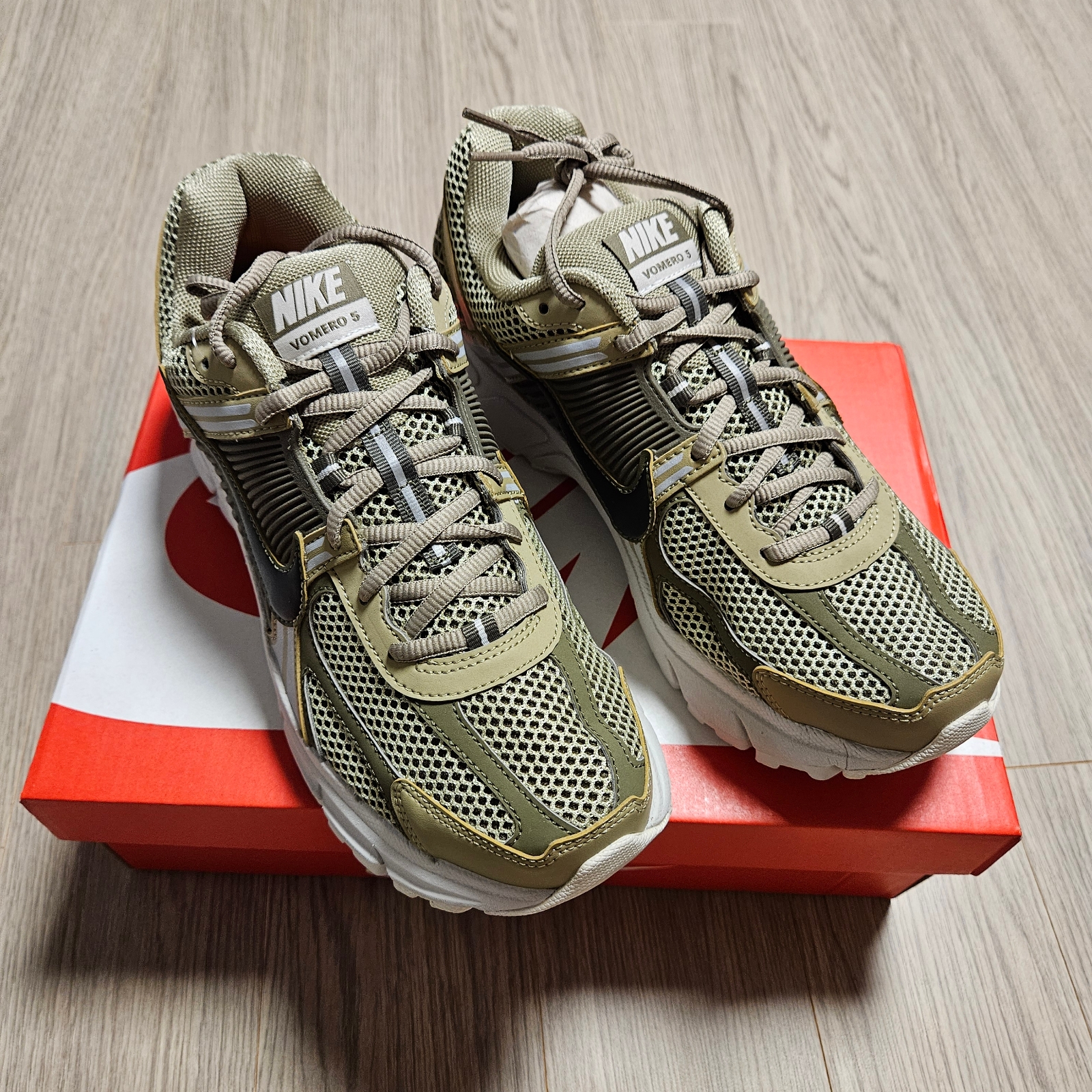 Nike Zoom Vomero 5 Neutral Olive Medium Olive 착용 스타일