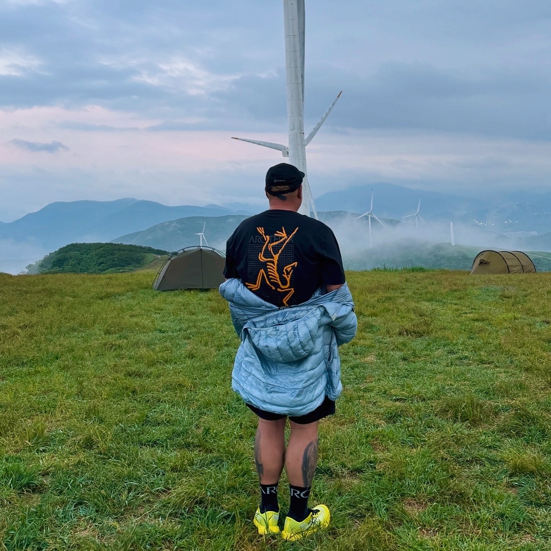 Arc'teryx Cerium Hoody Lucent, Arc'teryx Arc'Multi Bird Logo SS T-Shirt Black 착용 스타일 - 1