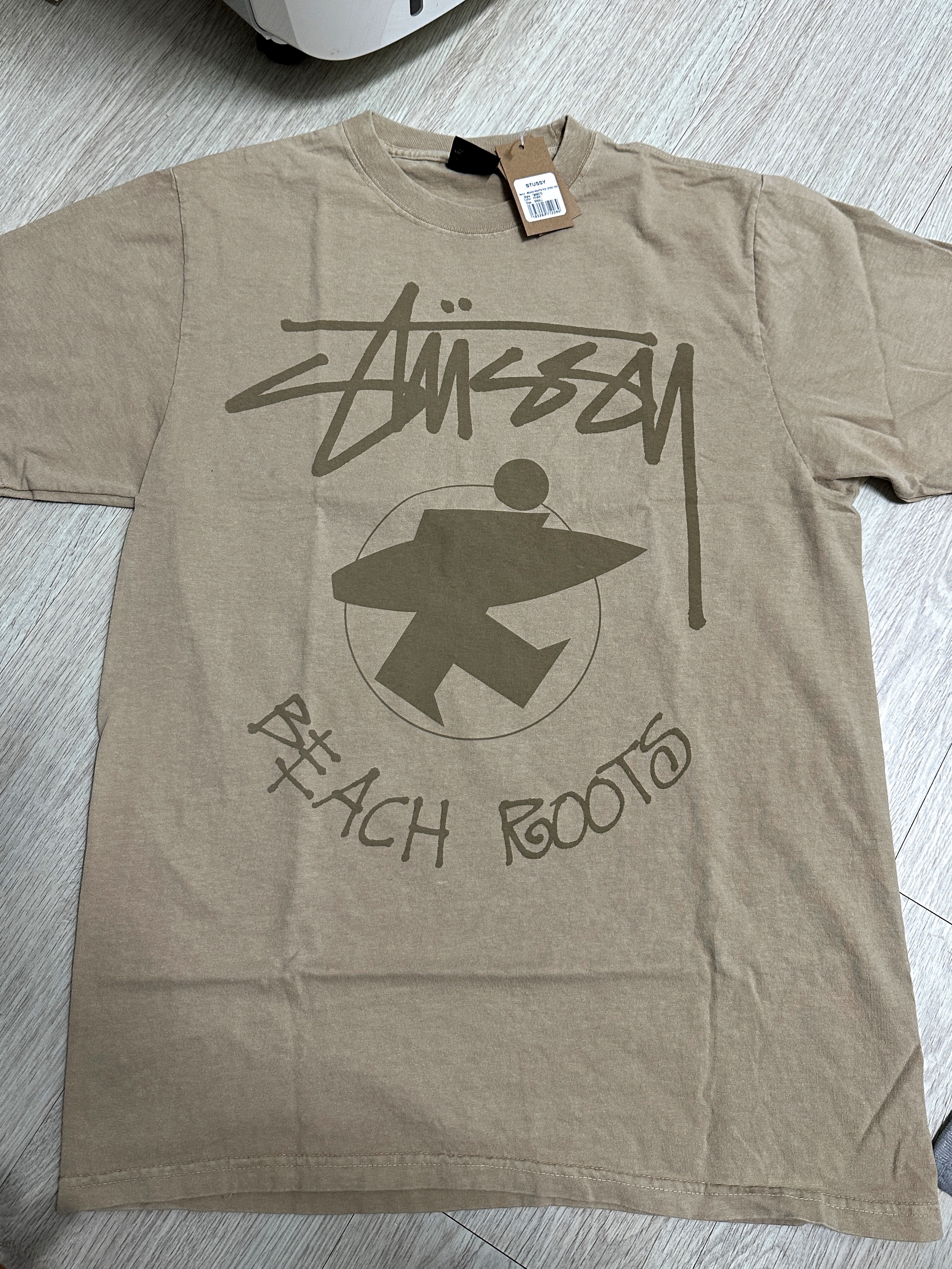 Stussy Beach Roots Pigment Dyed T-Shirt Khaki 착용 스타일
