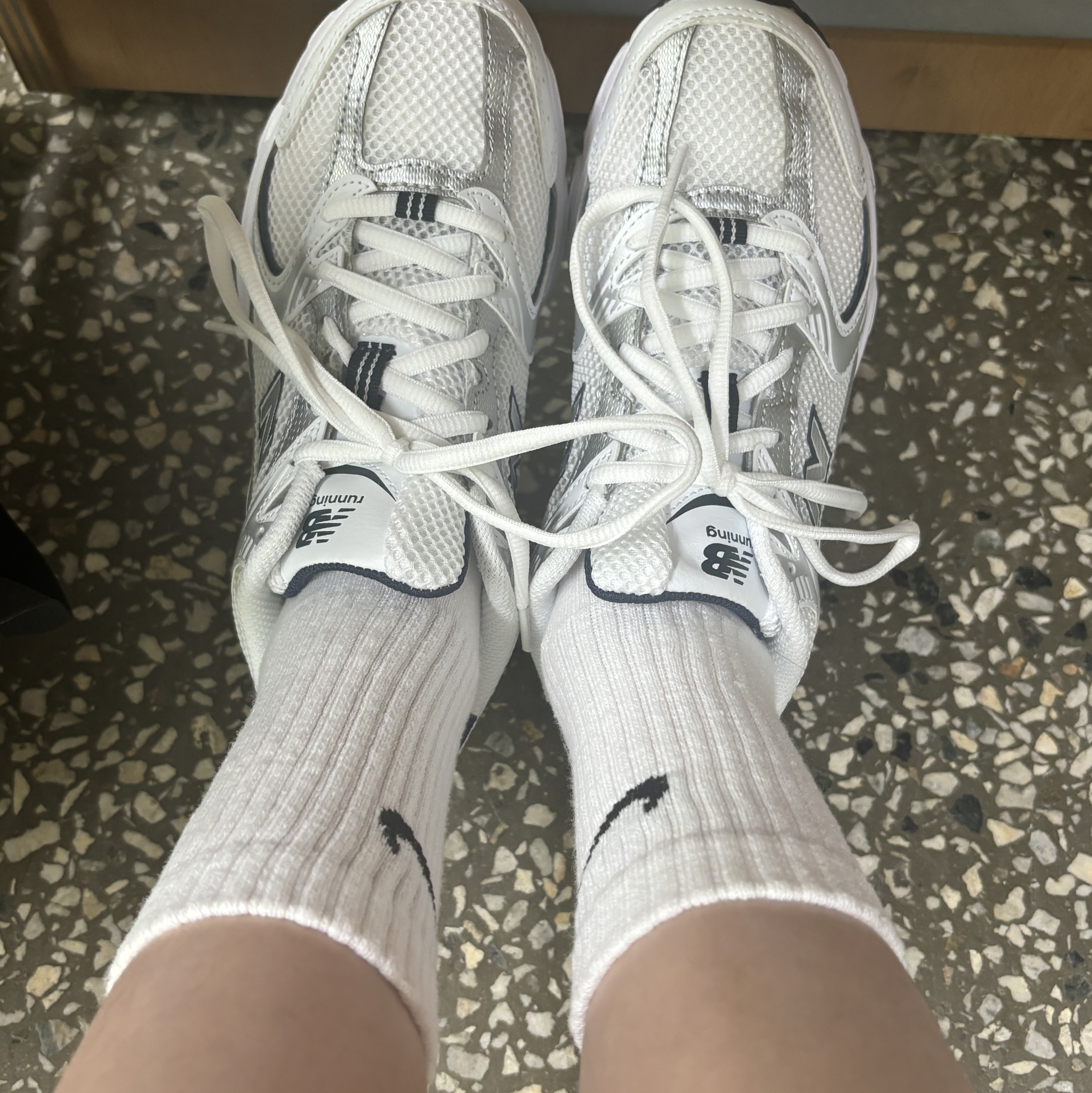 New Balance 530 White 착용 스타일 - 1