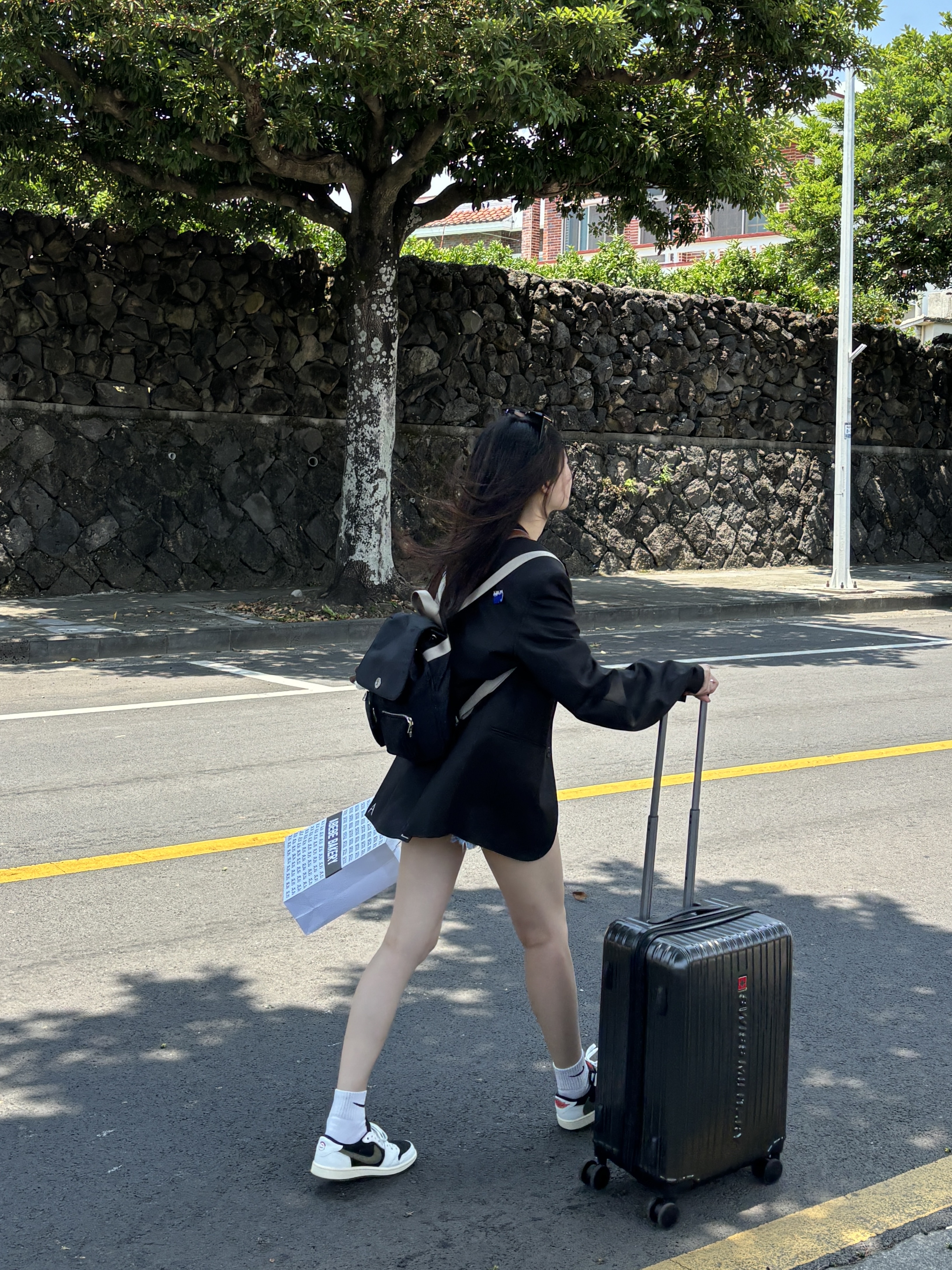 Zara x Ader Error Oversize Blazer Black, (W) Jordan 1 x Travis Scott Retro Low OG SP Medium Olive 착용 스타일