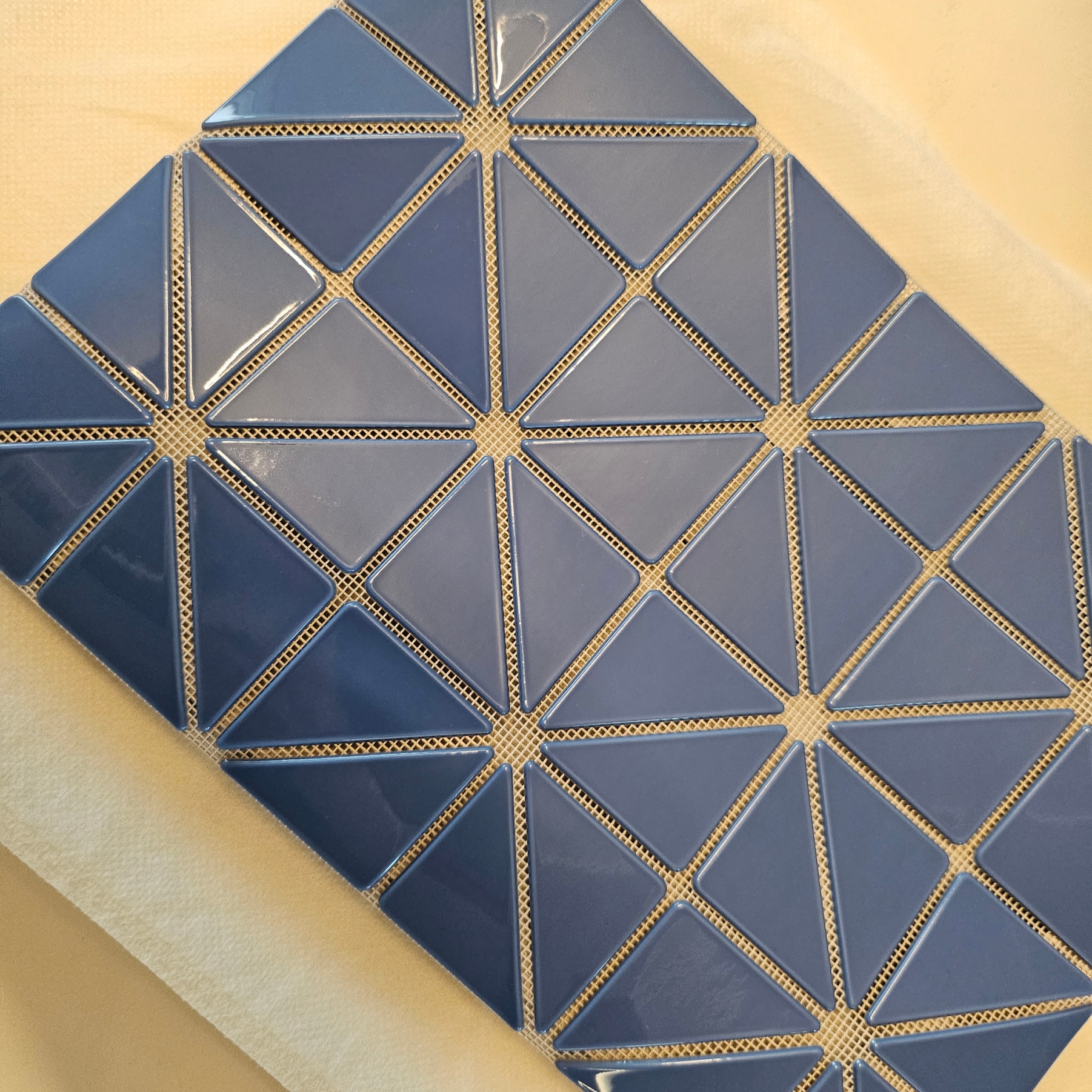 Bao Bao Issey Miyake Lucent Gloss Pouch Blue 착용 스타일