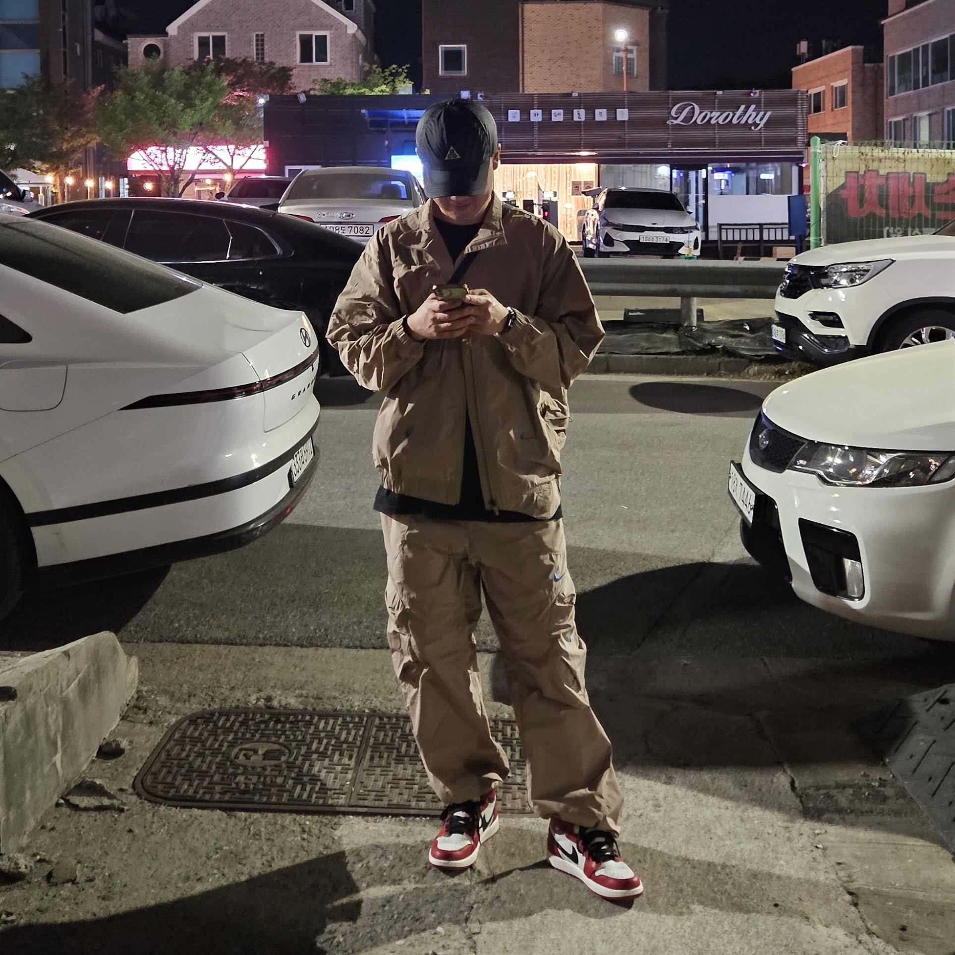 Nike x Off-White NRG Track Suit Khaki - US/EU, Jordan 1 Retro High OG Chicago 2022 착용 스타일