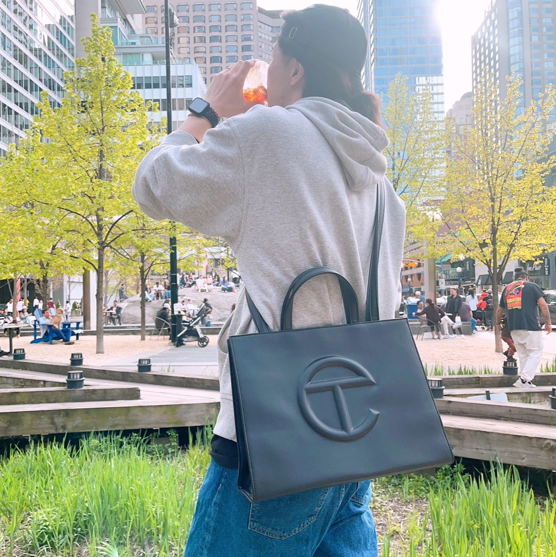 Telfar Medium Shopping Bag Black 착용 스타일 - 1