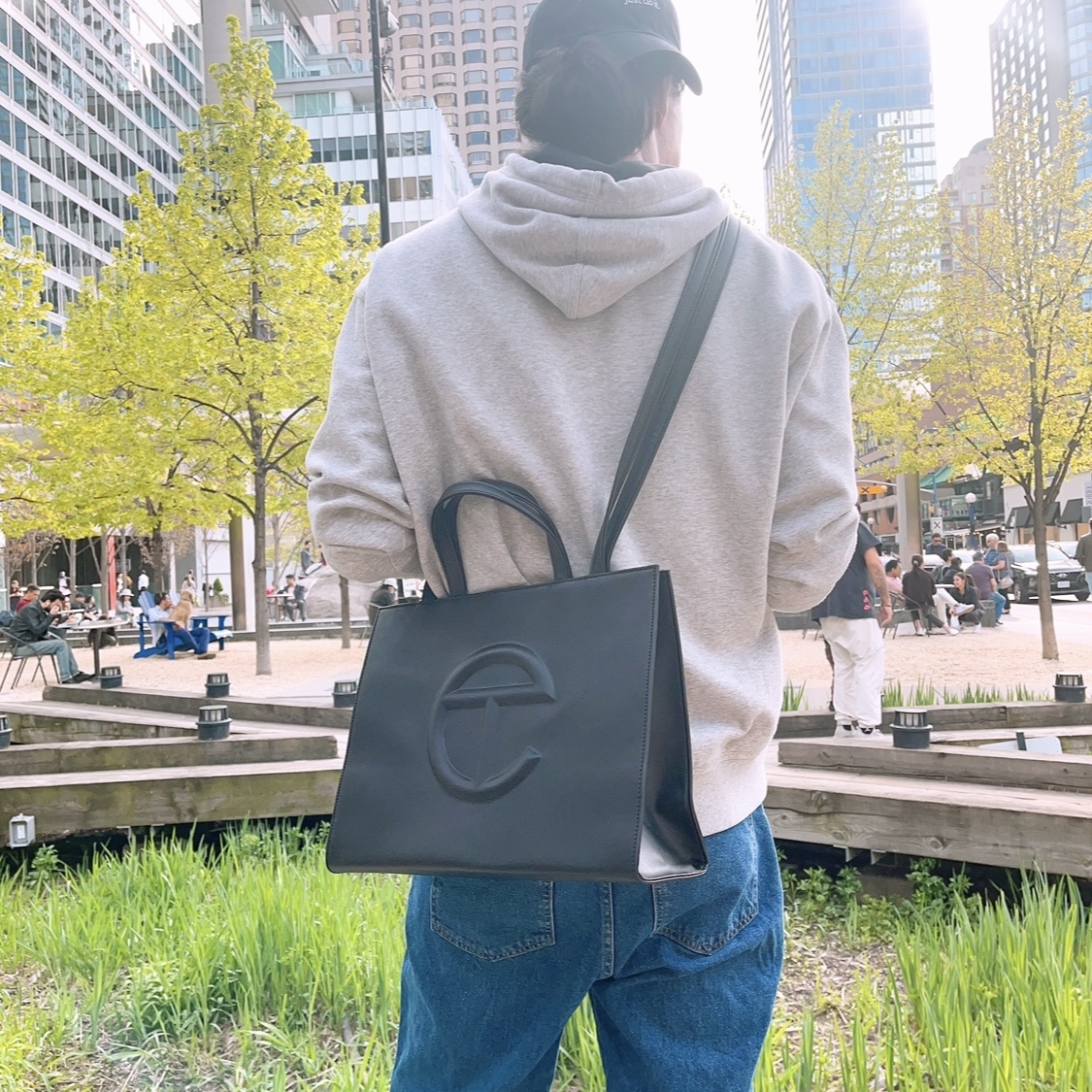 Telfar Medium Shopping Bag Black 착용 스타일 - 2