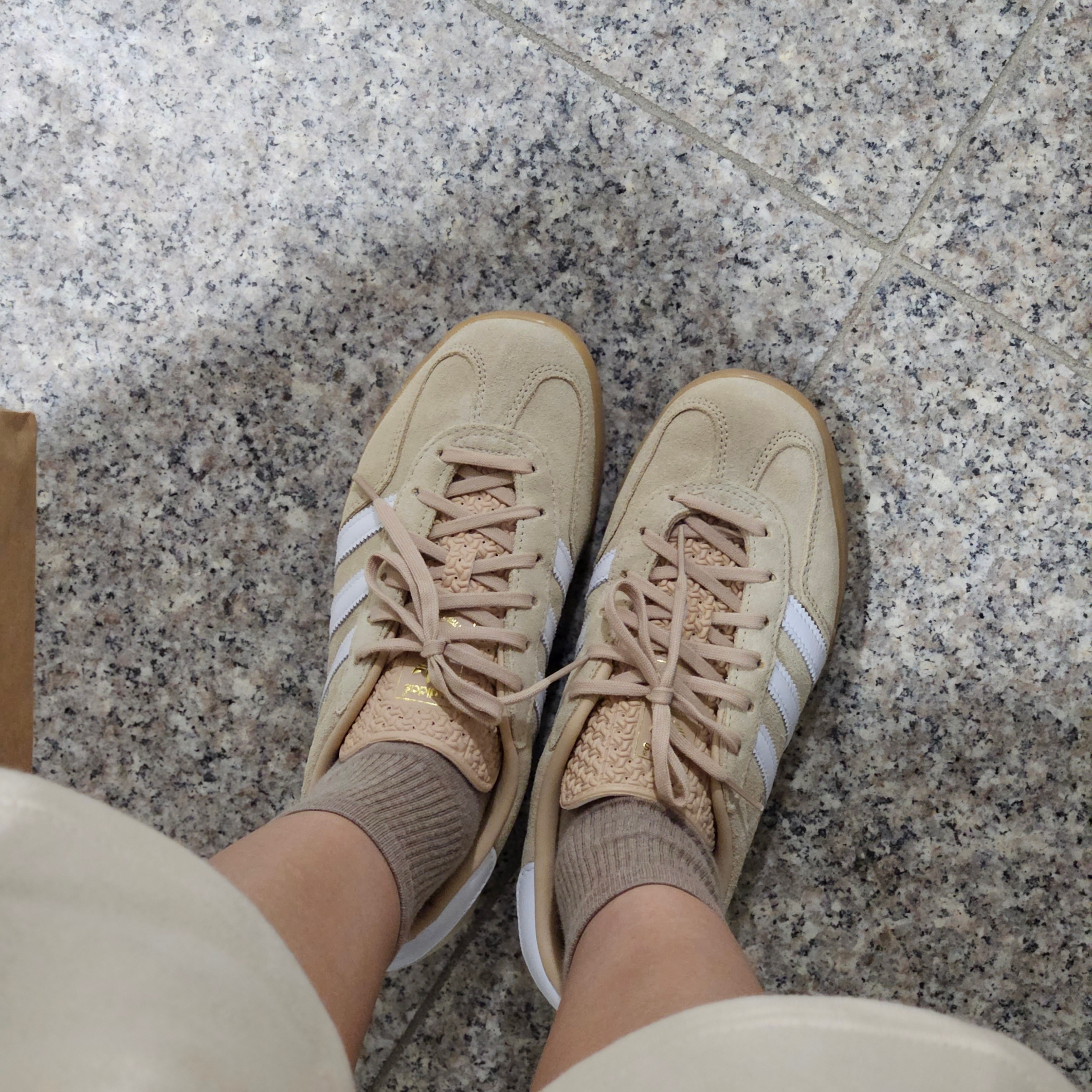 (W) Adidas Gazelle Indoor Magic Beige Cloud White 착용 스타일 - 1