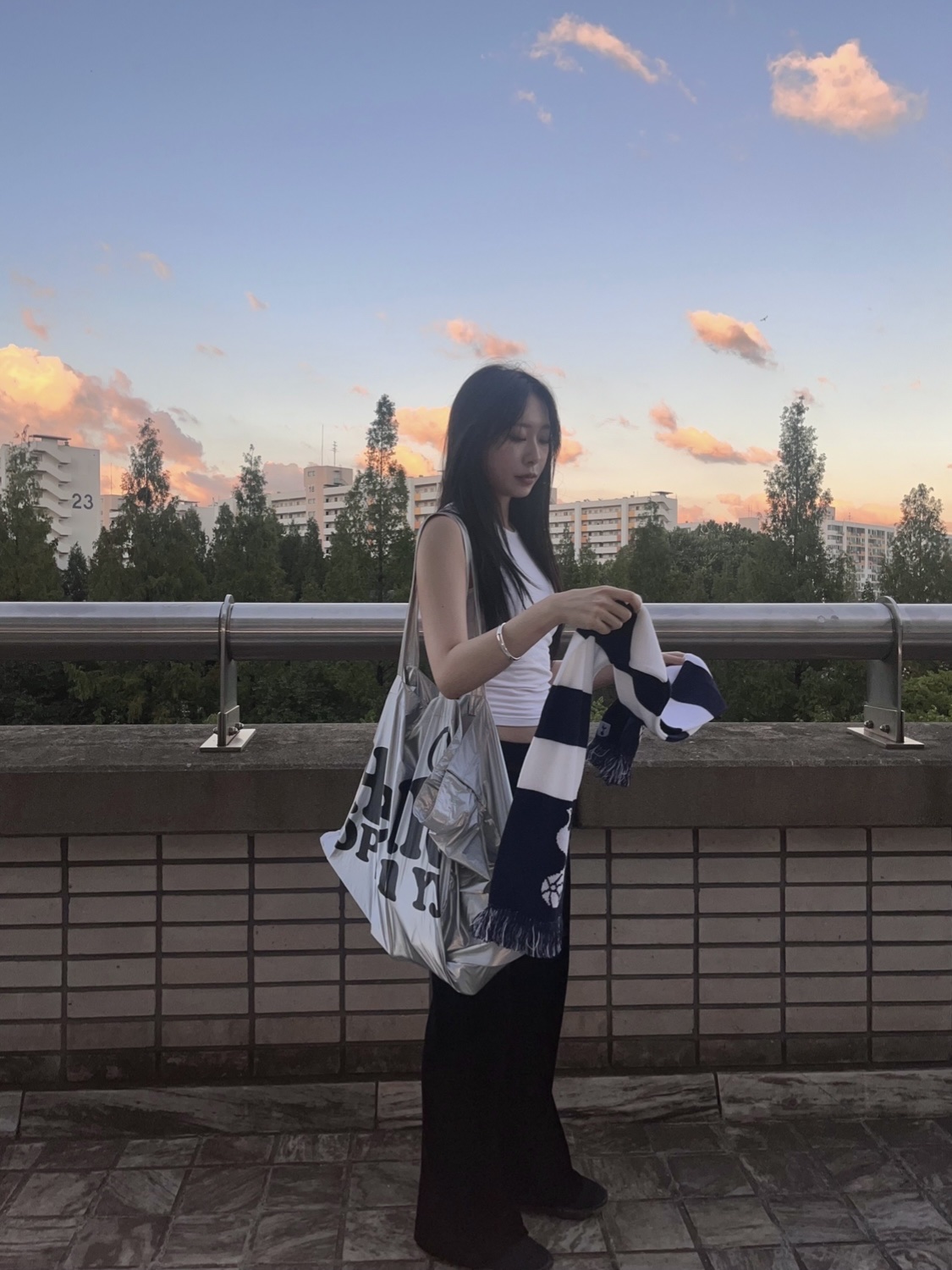 (W) Nike Air Vapormax 2021 Flyknit Black Metallic Silver, Open Yy x Hello Kitty Shopper Tote Bag Silver 착용 스타일 - 2