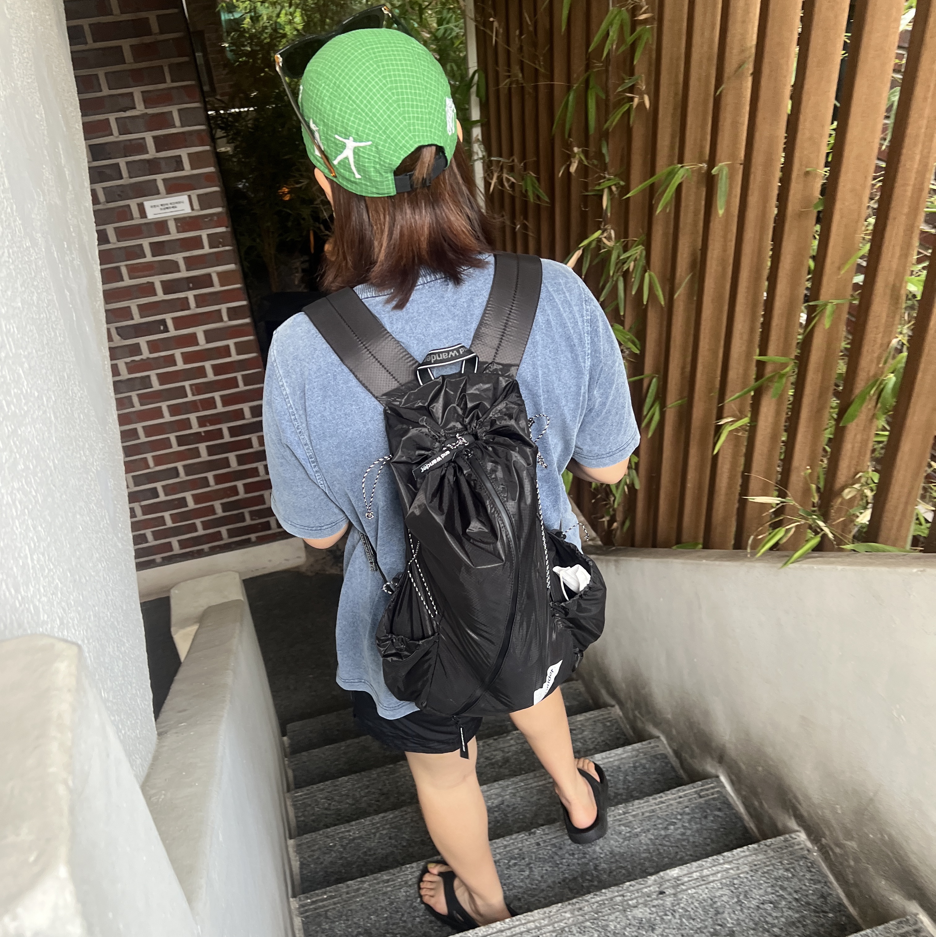 And Wander Sil Daypack Charcoal 착용 스타일 - 3