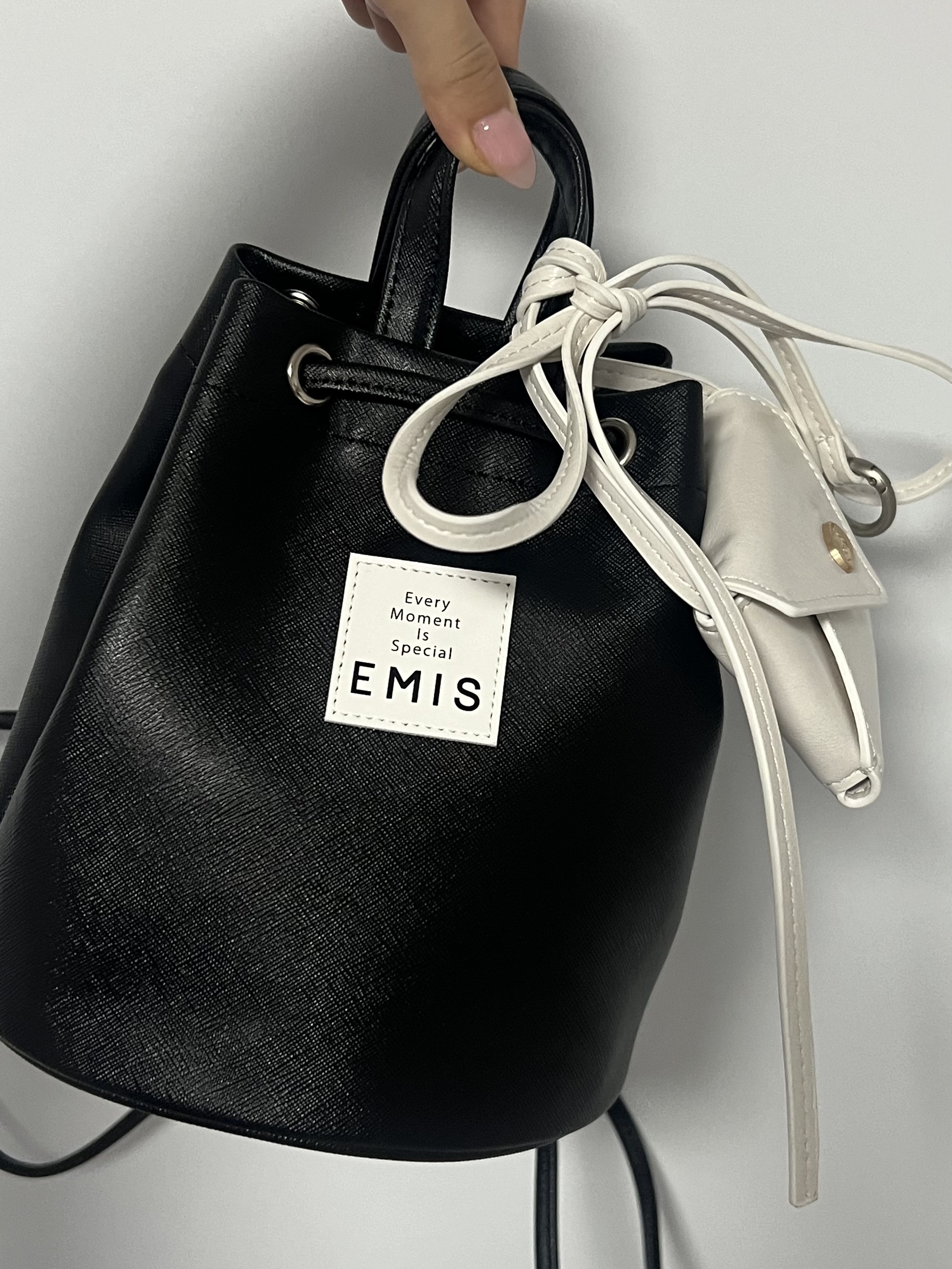 Emis Leather Mini Backpack Black 착용 스타일 - 2
