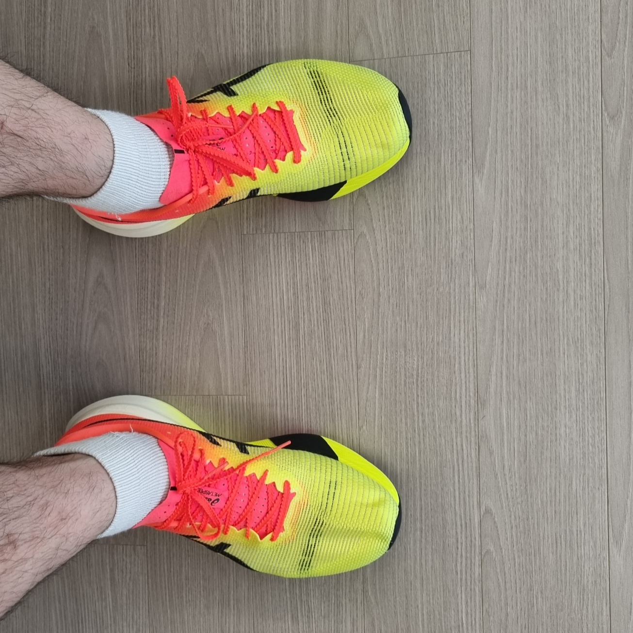 Asics Metaspeed Edge Paris Safety Yellow Black 착용 스타일 - 3