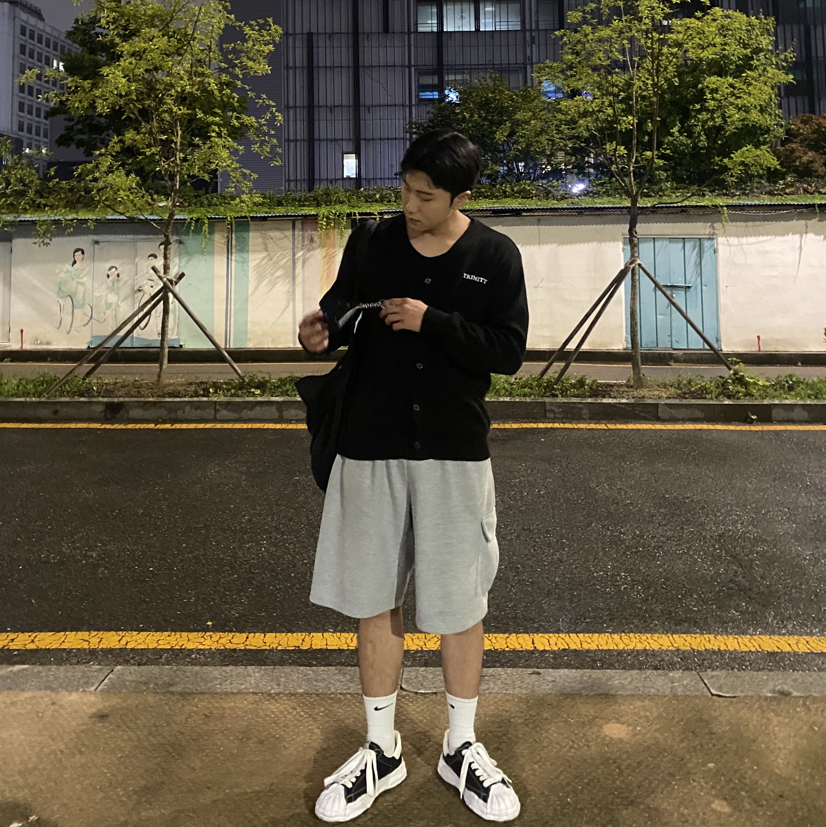 Maison Mihara Yasuhiro Blakey OG Sole Canvas Low-top Sneakers Black White, Maison Margiela Keyring Wallet Black 착용 스타일 - 2