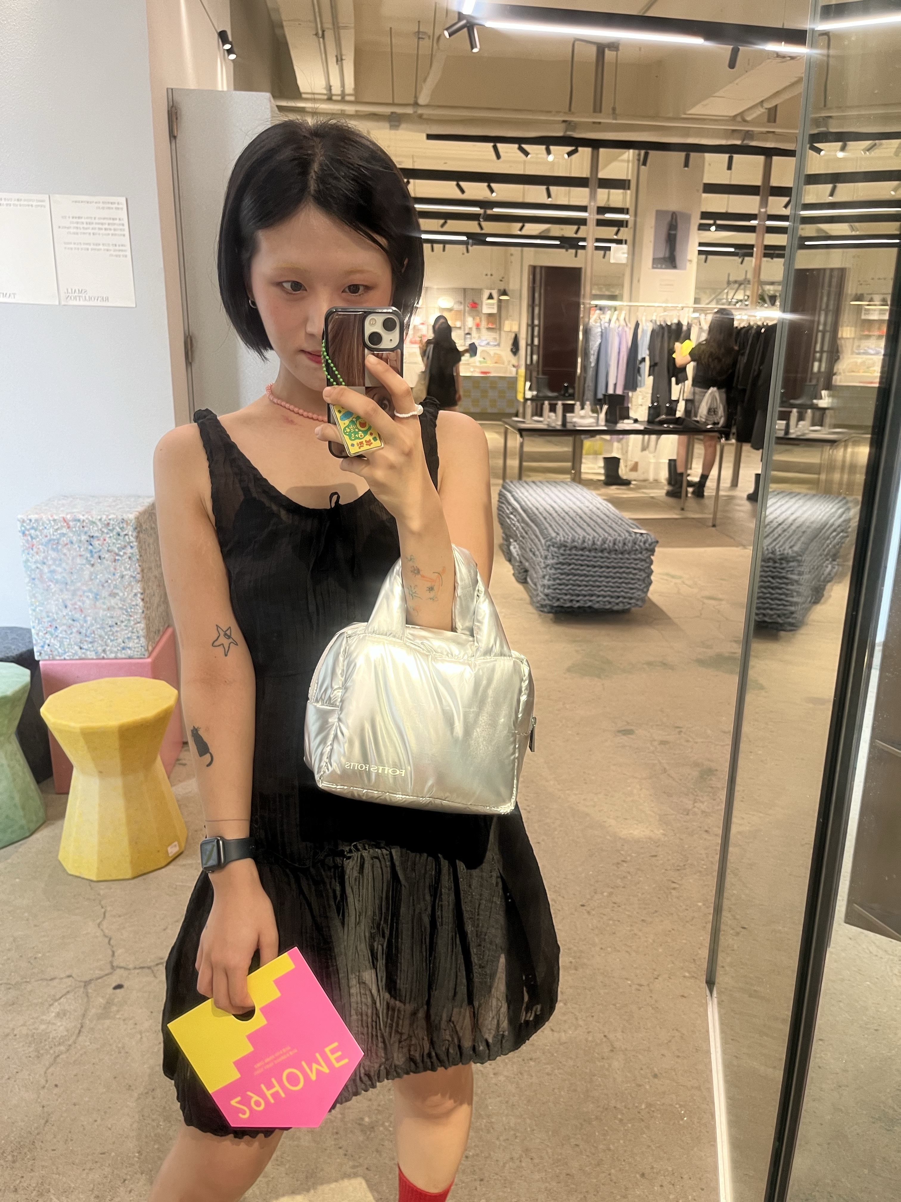 Fottsfotts Puffer Bag Mini Silver 착용 스타일 - 2
