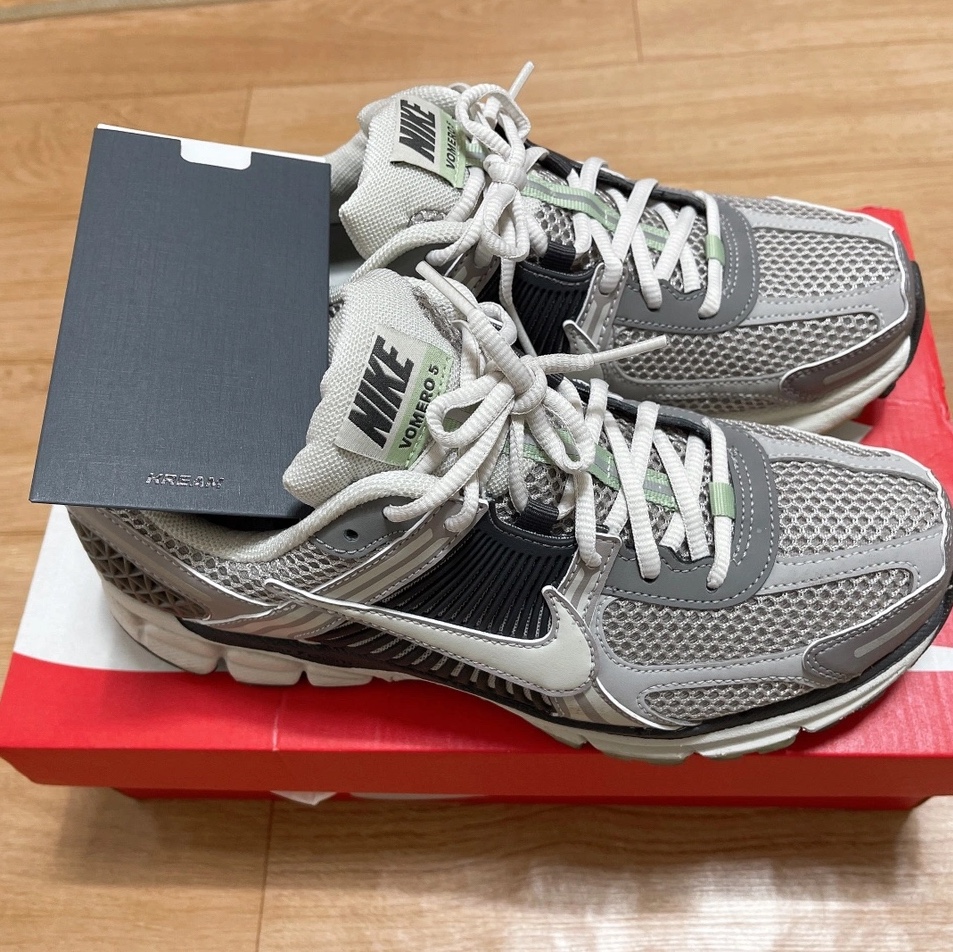 (W) Nike Zoom Vomero 5 Cobblestone and Flat Pewter 착용 스타일