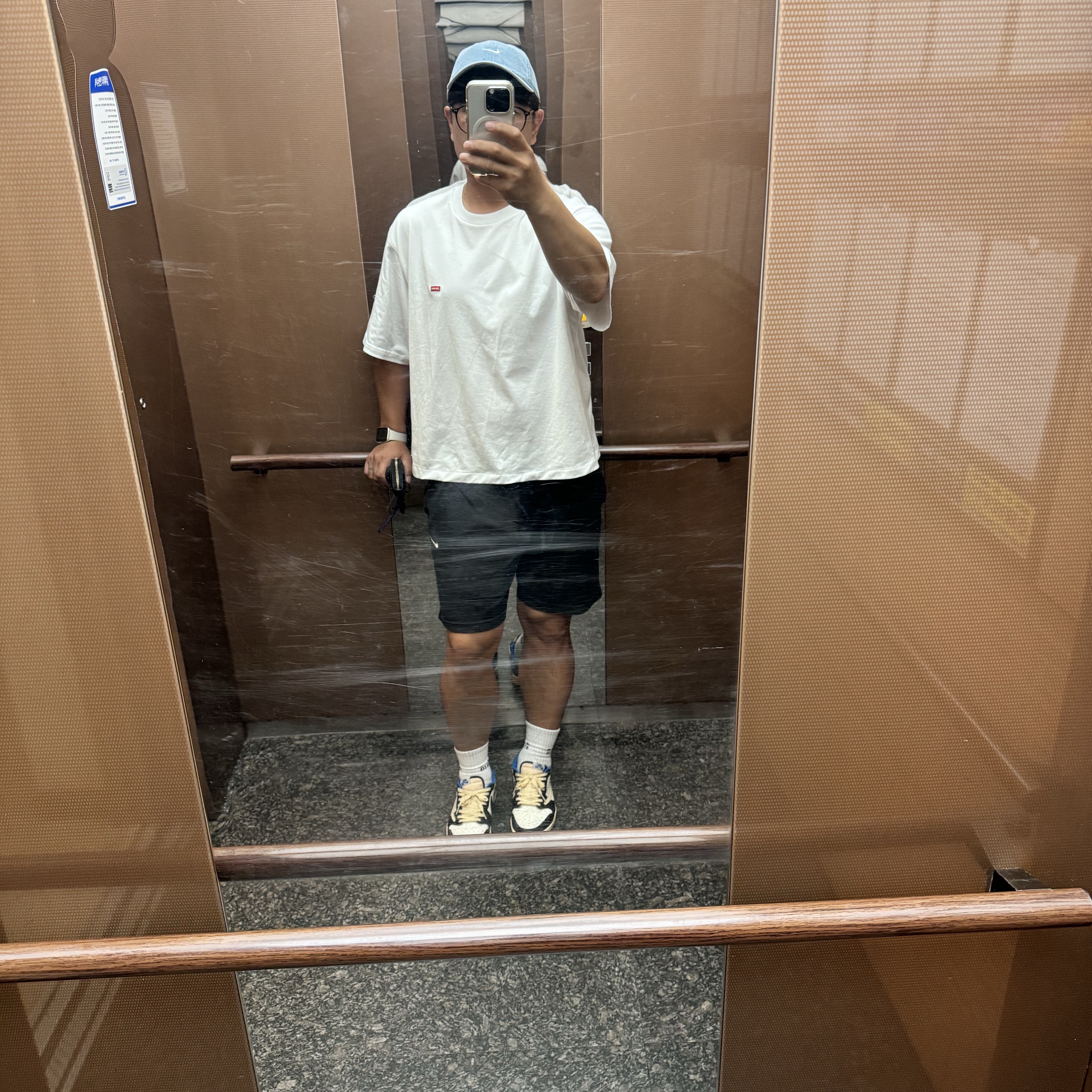 Supreme Small Box T-Shirt White - 24SS, Jordan 1 x Travis Scott x Fragment Retro Low OG SP Military Blue 착용 스타일